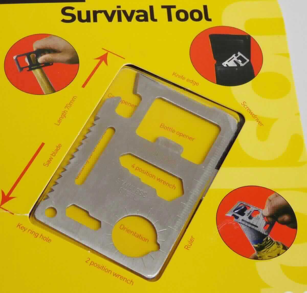Sog. Survival Tool, Multi Tool, im Wesentlichen bestehend aus einem annähernd rechteckigen, flachen Erzeugnis (68 x 45 x 2 mm) aus nicht rostendem Stahl mit einer in Millimeterschritten skalierten Längeneinteilung, einer ausgearbeiteten Handsägevorrichtung und mehreren Aussparungen, sowie Einkerbungen verschiedener Formgebung und Größe (äußere Form: siehe Abbildung in der Anlage).
Die Ware kann je nach Bedarf als Flaschenöffner, Messer, Schraubendreher, Dosenöffner, Schraubenschlüssel, Winkelmesser, Säge oder Längenmessinstrument verwendet werden und ist in einem zum dauerhaften Gebrauch bestimmten, schwarzen Etui verpackt. 
Die Ware ist in einer Blisterverpackung aufgemacht und wird als "Längenmessinstrument für den Handgebrauch, in Kapitel 90 anderweitig weder genannt noch inbegriffen, Lineal mit Maßeinteilung" eingereiht.
