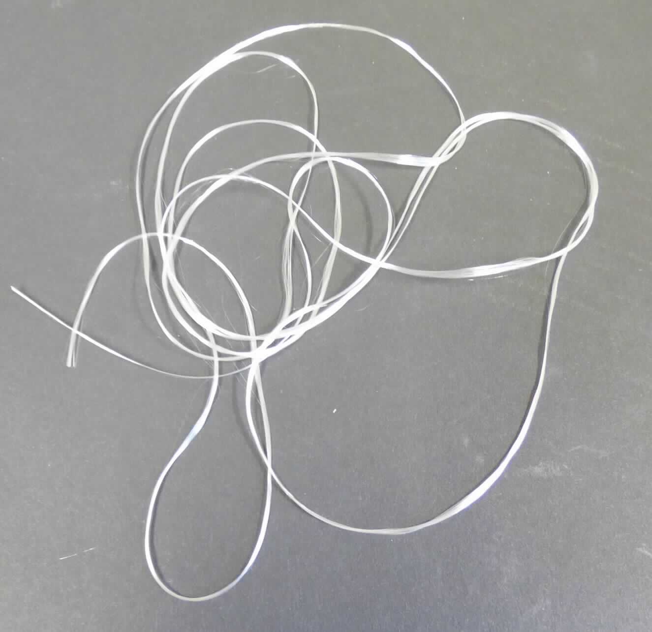 Hochfestes Garn, sog. Garn aus Polyester, Foto siehe Anlage,
- laut Antrag als Meterware, auf einer Spule mit einer Länge von ca. 136000 m,
- aus synthetischen Filamenten (laut Antrag Polyester),
- nicht texturiert,
- mit einem Titer von laut Antrag 1105 dtex, somit kein Bindfaden,
- nicht gezwirnt, somit kein Nähgarn und nicht in Aufmachung für den Einzelverkauf,
- mit einer Festigkeit von laut Antrag 72,8 cN/tex, somit hochfest.

"Garn aus synthetischen Filamenten, kein Nähgarn, nicht in Aufmachungen für den Einzelverkauf, hochfest, aus 
 Polyester, anderes als in der Unterposition 5402 2000 05 genannte"