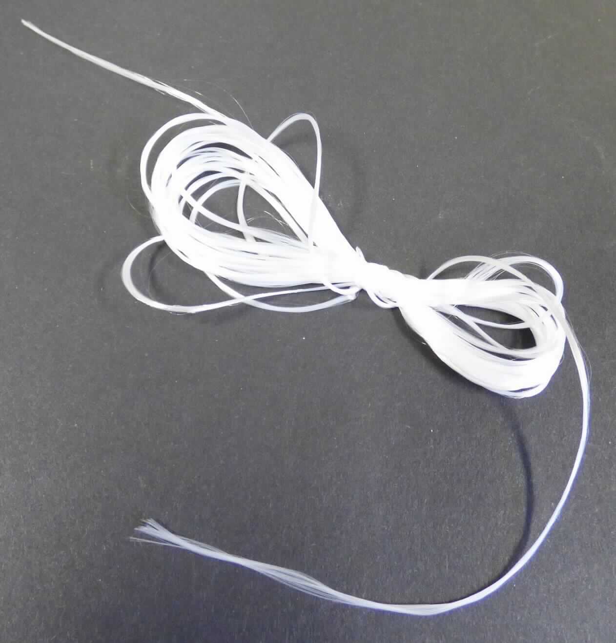 Hochfestes Garn, sog. Garn aus Polyester, Foto siehe Anlage,
- laut Antrag als Meterware, auf einer Spule mit einer Länge von ca. 136000 m,
- aus synthetischen Filamenten (laut Antrag Polyester),
- nicht texturiert,
- mit einem Titer von laut Antrag 1112,33 dtex, somit kein Bindfaden,
- nicht gezwirnt, somit kein Nähgarn und nicht in Aufmachung für den Einzelverkauf,
- mit einer Festigkeit von laut Antrag 84 cN/tex, somit hochfest.

"Garn aus synthetischen Filamenten, kein Nähgarn, nicht in Aufmachungen für den Einzelverkauf, hochfest, aus 
 Polyester, anderes als in der Unterposition 5402 2000 05 genannte"