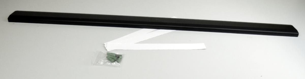 Bei dem durch ein Warenmuster veranschaulichten Erzeugnis handelt es sich um einen Kabelkanal mit den Abmessungen von ca. 100 x 6 x 2 cm aus Kunststoff im Sinne der Anmerkung 1 zu Kapitel 39. Der Kabelkanal besteht aus einer Bodenplatte mit Montagebohrungen sowie einer abnehmbaren, leicht gewölbten Abdeckung.

Derartige Erzeugnisse werden üblicherweise an Wänden befestigt und dienen der geordneten und sicheren Verlegung von elektrischen Leitungen.

Der Kabelkanal ist gemeinsam mit Montagematerial (Schrauben und Dübel sowie einem doppelseitigem, abgepasstem Selbstklebestreifen) in einem Folienbeutel für den Einzelverkauf aufgemacht.

Zolltarifrechtlich handelt es sich um einen "Baubedarfsartikel aus Kunststoffen, anderweit weder genannt noch inbegriffen, anderer als in den TARIC-Codes 3925 1000 00 bis 3925 9010 00 genannt, Kabelkanäle für elektrische Leitungen".