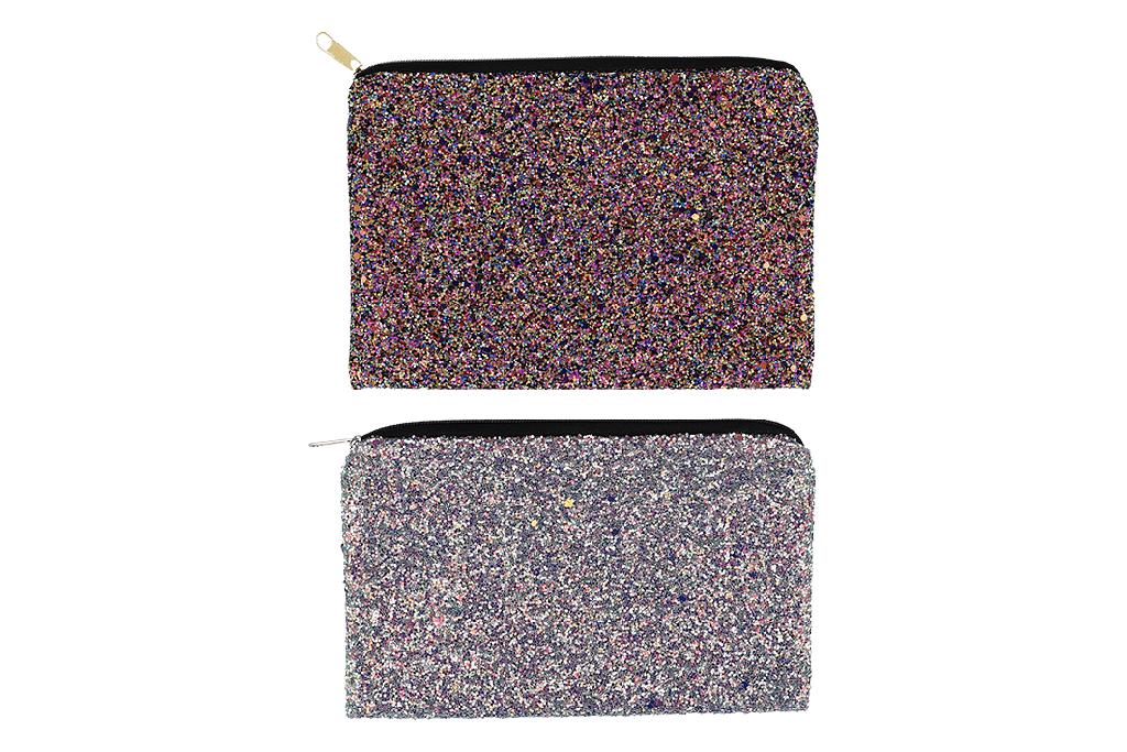 Ähnliches Behältnis, sog. Kosmetiktasche Glitter, Art.-Nr. 720128, 2-farbig sortiert, Foto siehe Anlage,
- mit einer Außenseite aus metallfarbenen Pailletten aus Kunststoff, die flächendeckend auf einer
  Unterlage aus Gewirken aus Spinnstoff aufgeklebt sind (Gewirke der Position 5907) und den mit
  bloßem Auge wahrnehmbaren Stoff an der Oberfläche des Behältnisses bilden,
- mit einem entlang des oberen Rands verlaufenden Reißverschluss zu öffnen,
- ungefüttert; ohne Inneneinteilung,
- in den Abmessungen (flachliegend) von ca. 18,5 cm (Breite) x 13 cm (Höhe).
 
"Ähnliches Behältnis, anderes als in den Unterpositionen 4202 1110 bis 4202 3900 genannte, mit
 Außenseite aus anderen Stoffen als in den Unterpositionen 4202 9110 bis 4202 9298 genannte,
 kein Behältnis für Musikinstrumente"