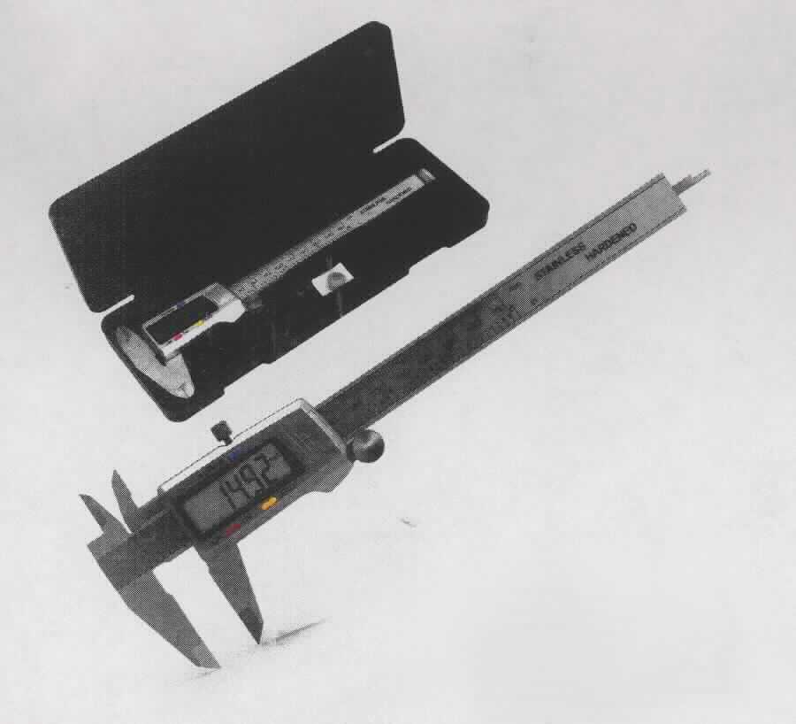 Sog. Digitaler Messschieber, im Wesentlichen bestehend aus einem Stab aus unedlem Metall mit zwei festen Messschenkeln, verschiedenen Messskalen auf dem Stab, einer Feststellschraube und einem beweglichen Schieber an der Rückseite des Stabs und einem LC-Display mit drei Tasten in verschiedenen Farben (blau, rot, gelb). Zur äußeren Form siehe Abbildung in der Anlage.
Die Ware dient der Außen-, Innen- und Tiefenmessung von Gegenständen. Zur Außen- und Innenmessung werden die beiden Messschnäbel und zur Tiefenmessung wird die Tiefenmessstange verwendet. Die jeweils ermittelten Größen werden auf dem Display angezeigt. Das Display ist batteriebetrieben.
Die Ware sowie die beiden noch nicht eingelegten Batterien und eine Bedienungsanleitung ("De-minimis-Regel") sind in einer flache Plastikbox mit spezieller Kunststoffauskleidung verpackt.
Die Ware wird als "Längenmessinstrument für den Handgebrauch in Form einer Schieblehre" eingereiht.