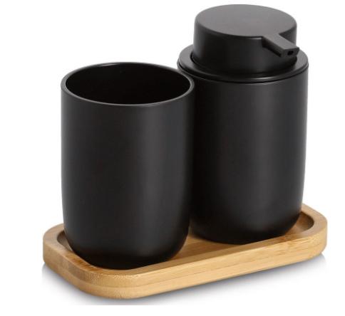Bad-Accessoires-Set (Abbildung siehe Anlage)
- bestehend aus einem Flüssigkeitsspender mit einem zylinderförmigen Aufnahmebehälter 
  aus Kunststoff mit  einer abnehmbaren, auf der Behälteröffnung aufgesetzten, von Hand zu 
  betätigenden Kolbenpumpe mit federbelastetem Ansaugrohr und Ausgabetülle, 
- zum mengendosierten Ausgeben von Flüssigkeiten (z.B. Seife),
- zusammen mit einem Becher aus Kunststoff sowie einer passgenau gefertigten 
  Aufbewahrungsschale aus Bambus in einer gemeinsamen Verpackung in Aufmachung für 
 den Einzelverkauf zur Verwendung als Toilettengegenstände.
Der Flüssigkeitsspender bestimmt im Hinblick auf den Wert den Charakter der 
Warenzusammenstellung.

"Maschinen, Apparate und mechanische Geräte mit eigener Funktion, in Kapitel 84
  anderweit weder genannt noch inbegriffen, keine Ware der Codenummern 8479 1000
  00 0 bis 8479 8997 60 0 (Warenzusammenstellung aus Spender zum mengendosierten  
  Ausgeben von Flüssigkeiten  - charakterbestimmend - , Becher  und  Aufbewahrungsschale
  in einer gemeinsamen Verpackung in Aufmachung für den Einzelverkauf) 
 - Bad-Accessoires-Set"