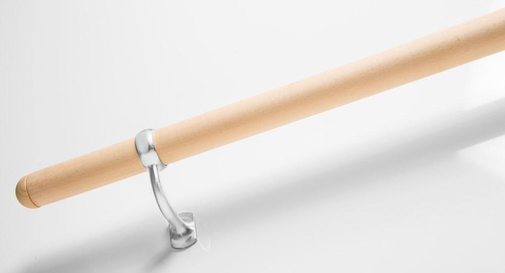 Handlauf (Abbildung siehe Anlage)
- an die Hand angepasste Wandabschlussleiste eines Geländers
  aus einem Rundstab aus Buchenholz (Länge 150 cm, Durchmes-
  ser 4,2 cm), an den Enden mit Bohrung zum Einsetzen von Endkap-
  pen versehen, zwei Endkappen aus Buchenholz mit Holzstift zum
  Anbringen am Rundstab und zwei Ringhalterungen aus unedlem
  Metall, noch nicht zusammengesetzt,
- gemeinsam mit Beipack (Montagematerial) für den Verkauf auf-
  gemacht,
- ist als Festhalte- und Führungsmöglichkeit zum Ausstatten von
  Bauwerken bestimmt.

Der Charakter der Warenzusammenstellung wird im Hinblick auf
die Bedeutung in Bezug auf die Verwendung durch den Handlauf
bestimmt; der Charakter des aus Holz und Metall zusammengesetzten
Handlaufs hinsichtlich Umfang und Bedeutung in Bezug auf die Verwen-
dung durch das Holz.

"Andere als von den Unterpositionen 4418 11 bis 4419 81 erfasste
Bautischlerarbeit aus Holz, nicht aus Bambus, keine Verbundplatten
mit Hohlraum-Mittellagen, noch nicht zusammengesetzt (zusammen-
gesetzte Ware aus Holz -charakterbestimmend- und unedlem Metall,
in Warenzusammenstellung in Aufmachung für den Einzelverkauf mit
Beipack von untergeordneter Bedeutung)"