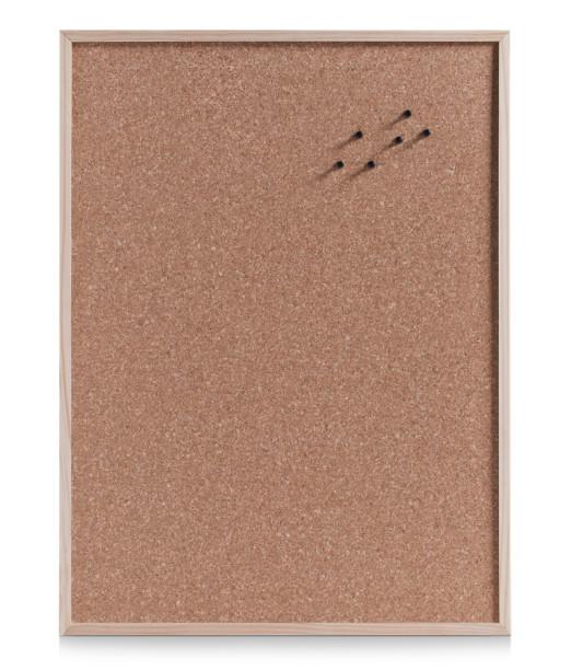 Nach den Angaben der Antragstellerin sowie der vorgelegten Abbildung handelt es sich bei dem sog. "Pinboard" (Art. Nr. 11241) um eine Pinnwand aus Presskork, eingefasst in einem Rahmen aus Kiefernholz (L 79 x B 59 T 1,6 cm).

Das Board ist gemeinsam mit 6 Steckpins sowie Befestigungsmaterial in einer Kunststofffolie eingeschweißt und als Warenzusammenstellung für den Einzelverkauf aufgemacht.

Nach dem Umfang und die Bedeutung in Bezug auf die Verwendung verleiht die Pinnwand der Warenzusammenstellung ihren wesentlichen Charakter. Der Presskork ist im Hinblick auf den Umfang gegenüber dem Holz als charakterbestimmend anzusehen.

Zolltarifrechtlich handelt es sich um "Waren aus Presskork, andere als in Unterposition (HS) 4504 10 genannt, andere als Stopfen oder Dichtungen für zivile Luftfahrzeuge".