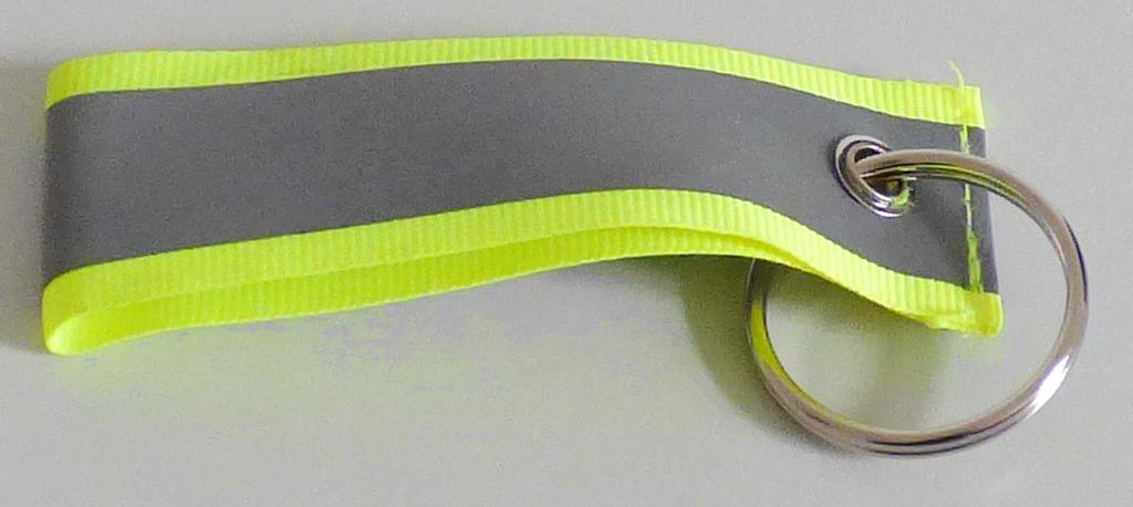 Es handelt sich um Schlüsselanhänger, bestehend aus einem Schlüsselring (Durchmesser: etwa 3 cm) aus Stahldraht (Querschnittsabmessung: etwa 2 mm), an dem ein rechteckiger Anhänger (Länge x Breite: etwa 87 mm x 30 mm) in Form eines zu einer Schlaufe genähten Spinnstoffbandes (Polyester) angebracht ist. Die Schlaufe ist mit einem reflektierenden Streifen versehen. 
- Antragstellerangaben -

Bei den aus verschiedenen Stoffen zusammengesetzten Waren bestimmt Stahl insbesondere in Bezug auf die Bedeutung für die Verwendung den Charakter des Ganzen.
 
Abbildung siehe Anlage.

Derartige Erzeugnisse gehören als "andere Waren aus Stahldraht" zum TARIC-Code 7326 2000 90.
