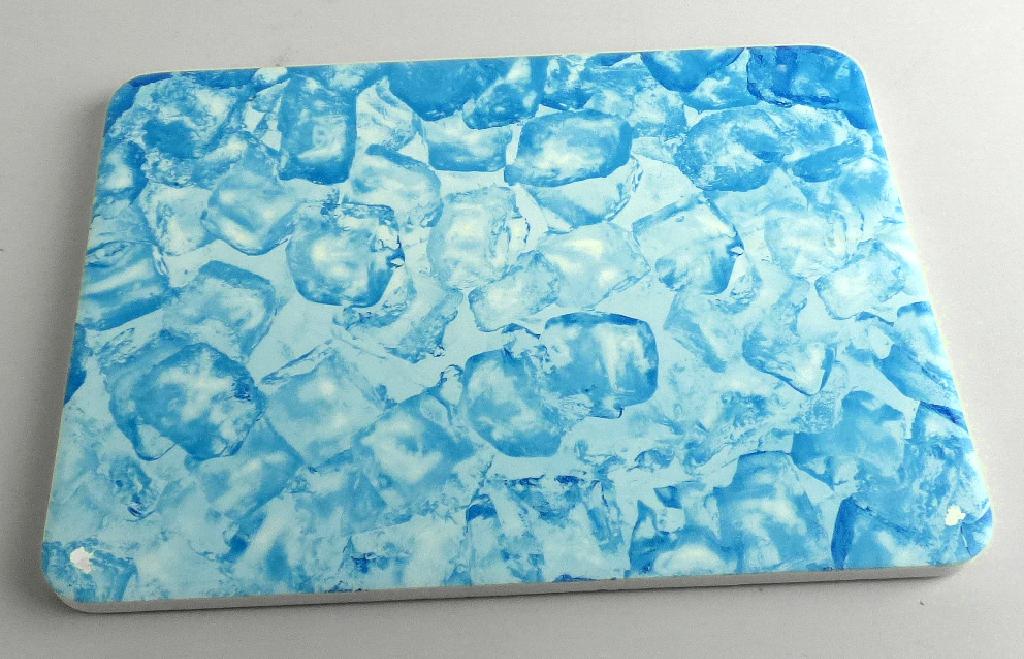 Andere keramische Waren, sog. Kühlplatten, Foto siehe Anlage,
- lt. Antrag in drei verschiedeneren Größen, in den Abmessungen:
- - ca. 20 cm (Länge) x 15 cm (Breite),
- - ca. 28 cm (Länge) x 20 cm (Breite),
- - ca. 35 cm (Länge) x 25 cm (Breite),
- keramische Erzeugnisse, nach der Formgebung gebrannt, tonmineralhaltiges 
  Material enthaltend,
- augenscheinlich aus anderer Keramik als Porzellan und gewöhnlichem Ton,
- an der Unterseite mit vier sog. Gummipuffern versehen,
- zur Verwendung als Kühlplatte für Kleintiere (Hamster, Meerschweinchen und Kaninchen),
- in einem Karton verpackt.

"Andere keramische Ware (Kühlplatten), andere als aus Porzellan oder aus gewöhnlichem Ton
handgearbeitet"