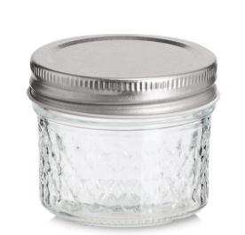 Haushaltskonservenglas, sog. Vorratsglas mit Metalldeckel, Foto siehe Anlage,
- zylinderförmiges Gefäß aus klarsichtigem, gewöhnlichem Glas (laut Antrag "soda-lime-Glas"),
- mit einer Rautenstruktur versehen,
- mit einem Schraubgewinde am oberen Rand,
- mit einem Deckel aus laut Antrag Weißblech (unedles Metall) mit einem Schraubgewinde,
- im Deckel gegenüber dem Mündungsbereich des Glases mit einer Dichtung aus Kunststoff,
- laut Antrag mit einem Nenninhalt von 100 ml,
- mit den Abmessungen: ca. 7 cm (Durchmesser) x 6 cm (Höhe),
- das Glas bestimmt aufgrund seiner Bedeutung in Bezug auf die Verwendung 
  den wesentlichen Charakter der Ware.

"Haushaltskonservenglas"