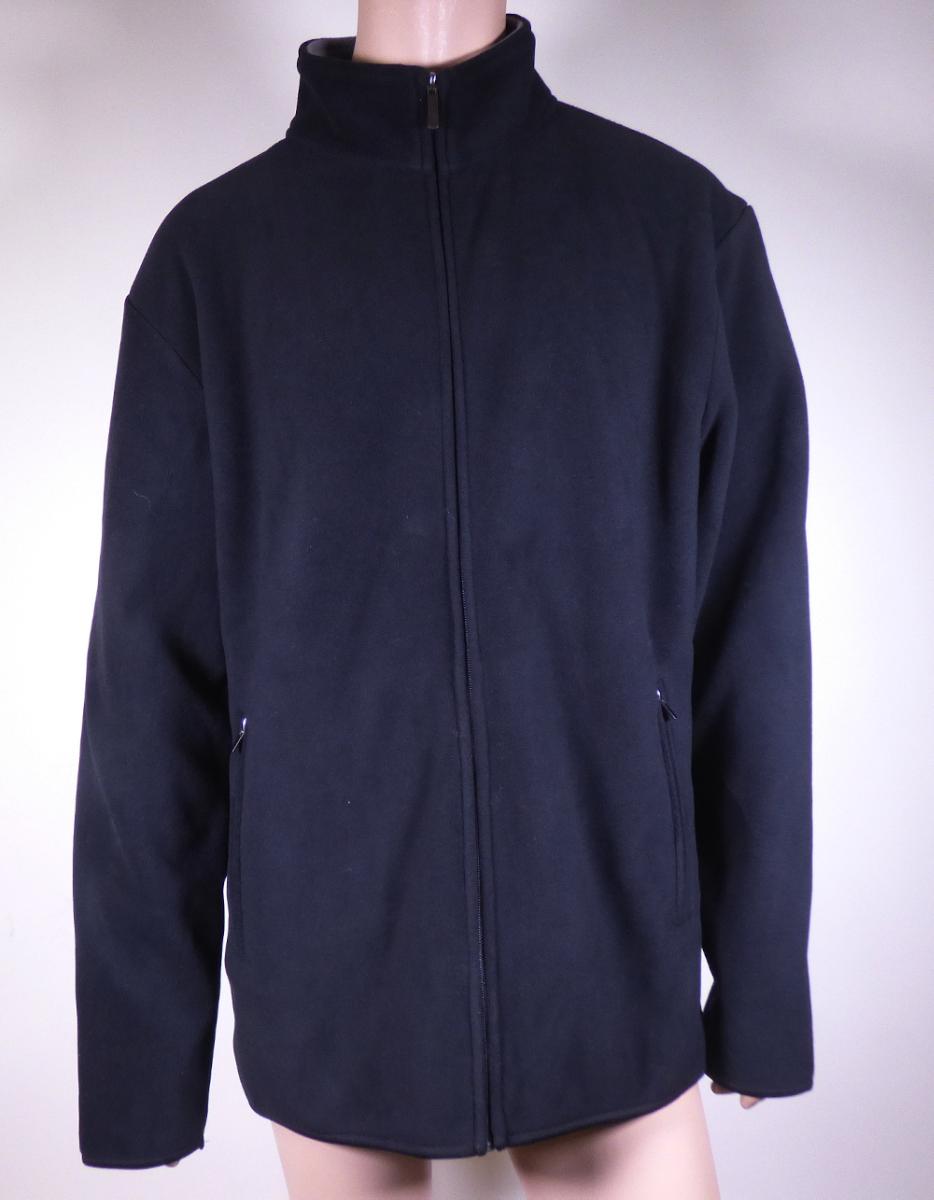 Strickjacke, sog. Fleecejacke, Größe XXL, Foto siehe Anlage,
- in einem Polybeutel verpackt,
- aus einem ca. 2,3 mm dicken, zweilagigen, durch Kleben miteinander verbundenen Flächenerzeugnis,
  mit einer Außen- und einer Innenlage aus einfarbigen, einseitig (Außenseite) gerauten Gewirken aus
  laut Antrag 100 % Polyester (synthetische Chemiefasern),
- ungefüttert,
- über den Schritt reichend (Rückenlänge: ca. 80 cm),
- mit Stehkragen,
- vorn mit einer durchgehenden Öffnung mit einem bis in die Kragenspitzen reichenden Reißverschluss,
- ohne Hinweise auf den Trägerkreis (unisex),
- mit langen Ärmeln; an den Ärmelenden mit einer elastischen Randeinfassung,
- mit zwei eingesetzten Taschen mit Reißverschluss unterhalb der Taille,
- am unteren, nicht verengenden Rand mit einer elastischen Randeinfassung,
- weist weder aufgrund der Ausstattung (ungefüttert) noch des Schnitts (nicht in Bahnen gearbeitet) eine
  Formfestigkeit auf, somit keine Jacke,
- wird im Allgemeinen nicht über jeder anderen Kleidung und zum Schutz gegen das Wetter getragen,
  somit keine Ware der Position 6102.

"Strickjacke, aus Gewirken, aus Chemiefasern, für Frauen"