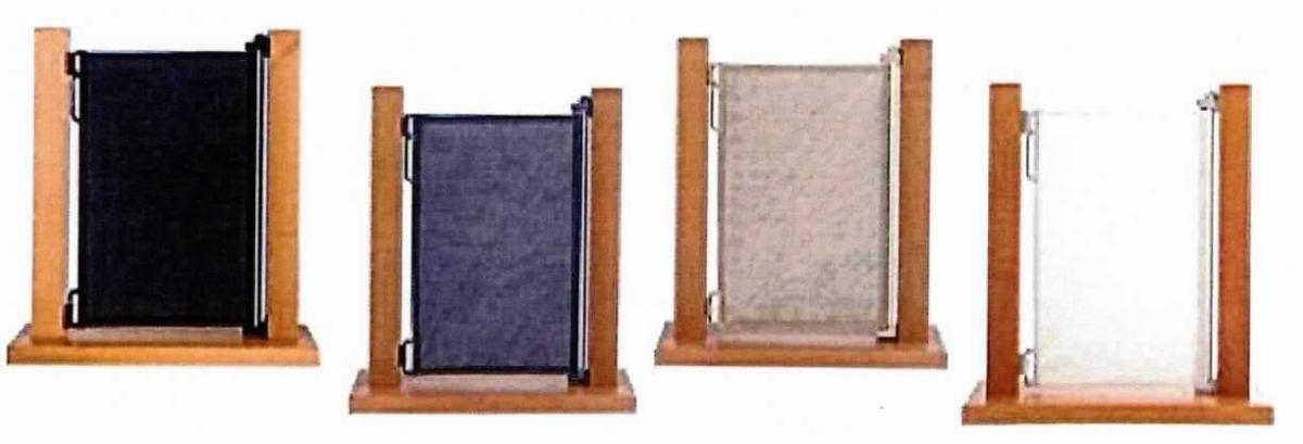 Nach den Angaben der Antragstellerin handelt es sich um eine Warenzusammenstellung in Aufmachung für den Einzelverkauf (Pappkarton), bestehend aus
- einem aus Kunststoffen und Aluminium bestehenden Schutzgitter,
-- in der Breite von ca. 50 bis 150 cm verstellbar,
- einer Bedienungsanleitung,
- diversem Montagematerial aus Stahl (Schrauben und Muttern),
- Geländer-Montagekit, Wandhalterungen und Barriere-Adapter aus Kunststoffen.

Das Erzeugnis dient nach dem Anbringen an der Wand oder am Geländer als Absperrung an Türen und Treppen zum Schutz für Kinder.

Das Schutzgitter besteht aus einem Rahmen (Kassette) aus Aluminium mit seitlich angebrachten Beschlägen aus Kunststoffen sowie einem ein- und ausziehbaren Rollo aus vollständig in Kunststoff eingebettetem Spinnstoffgewirke (damit Ware aus Kunststoff), das in der Kassette "verstaut" wird.

Der Kunststoff ist im Hinblick auf den Umfang und die Bedeutung in Bezug auf die Verwendung charakterbestimmend.

Das Schutzgitter bestimmt den Charakter der Warenzusammenstellung.

Derartige Absperrvorrichtungen werden zolltariflich als "Baubedarfsartikel aus Kunststoffen, anderweit weder genannt noch inbegriffen, andere als in den TARIC-Codes 3925 1000 00 bis 3925 9020 00 erfasst" eingereiht.