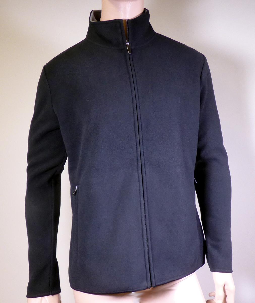 Strickjacke, sog. Fleecejacke, Größe XL, Foto siehe Anlage,
- in einem Polybeutel verpackt,
- aus einem ca. 2,3 mm dicken, zweilagigen, durch Kleben miteinander verbundenen Flächenerzeugnis,
  mit einer Außen- und einer Innenlage aus einfarbigen, einseitig (Außenseite) gerauten Gewirken aus
  laut Antrag 100 % Polyester (synthetische Chemiefasern),
- ungefüttert,
- über die Taille reichend (Rückenlänge: ca. 69 cm),
- mit Stehkragen,
- vorn mit einer durchgehenden Öffnung mit einem bis in die Kragenspitzen reichenden Reißverschluss,
- ohne Hinweise auf den Trägerkreis (unisex),
- mit langen Ärmeln; an den Ärmelenden mit einer elastischen Randeinfassung,
- mit zwei eingesetzten Taschen mit Reißverschluss unterhalb der Taille,
- am unteren, nicht verengenden Rand mit einer elastischen Randeinfassung,
- weist weder aufgrund der Ausstattung (ungefüttert) noch des Schnitts (nicht in Bahnen gearbeitet) eine
  Formfestigkeit auf, somit keine Jacke,
- wird im Allgemeinen nicht über jeder anderen Kleidung und zum Schutz gegen das Wetter getragen,
  somit keine Ware der Position 6102.

"Strickjacke, aus Gewirken, aus Chemiefasern, für Frauen"