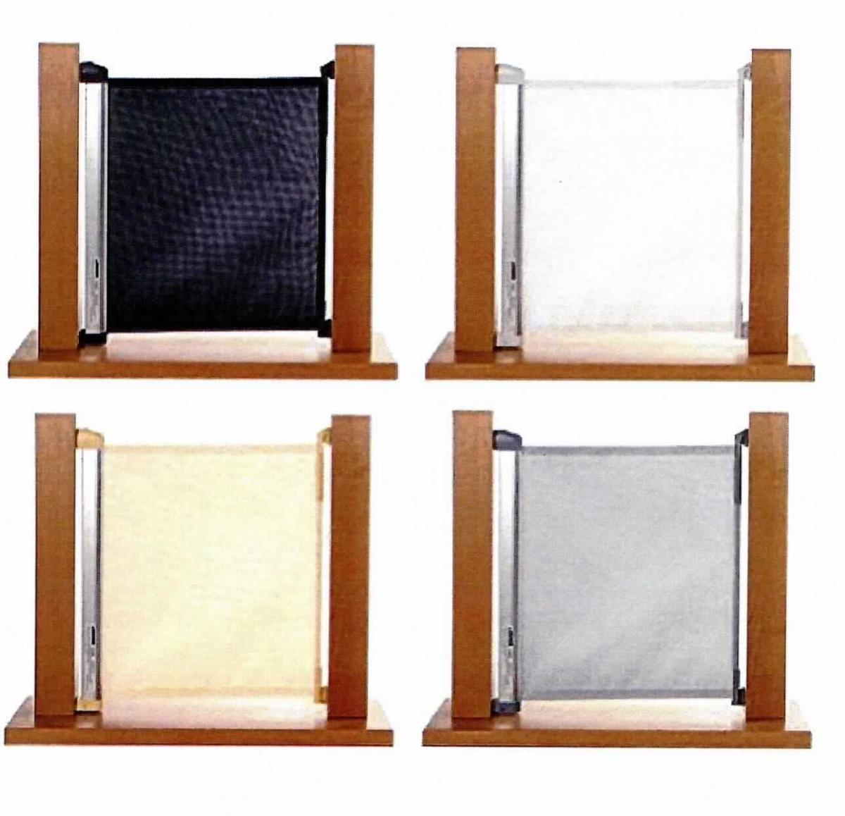 Nachden Angaben der Antragstellerin handelt es sich um eine Warenzusammenstellung in Aufmachung für den Einzelverkauf (Pappkarton), bestehend aus
- einem aus Kunststoffen und Aluminium bestehenden Schutzgitter,
-- in der Breite von ca. 50 bis 135 cm verstellbar,
- einer Bedienungsanleitung,
- diversem Montagematerial aus Stahl (Schrauben und Muttern),
- Geländermontagekit, Wandhalterungen und Barriere-Adapter aus Kunststoffen.

Das Erzeugnis dient nach dem Anbringen an der Wand oder am Geländer als Absperrung an Türen und Treppen zum Schutz für Kinder.

Das Schutzgitter besteht aus einem Rahmen (Kassette) aus Aluminium mit seitlich angebrachten Beschlägen aus Kunststoffen sowie einem ein- und ausziehbaren Rollo aus vollständig in Kunststoff eingebettetem Spinnstoffgewirke (damit Ware aus Kunststoff), das in der Kassette "verstaut" wird.
Der Kunststoff ist im Hinblick auf den Umfang und die Bedeutung in Bezug auf die Verwendung charakterbestimmend.

Das Schutzgitter bestimmt den Charakter der Warenzusammenstellung.

Derartige Absperrvorrichtungen werden zolltariflich als "Baubedarfsartikel aus Kunststoffen, anderweit weder genannt noch inbegriffen, andere als in den TARIC-Codes 3925 1000 00 bis 3925 9020 00 erfasst" eingereiht.