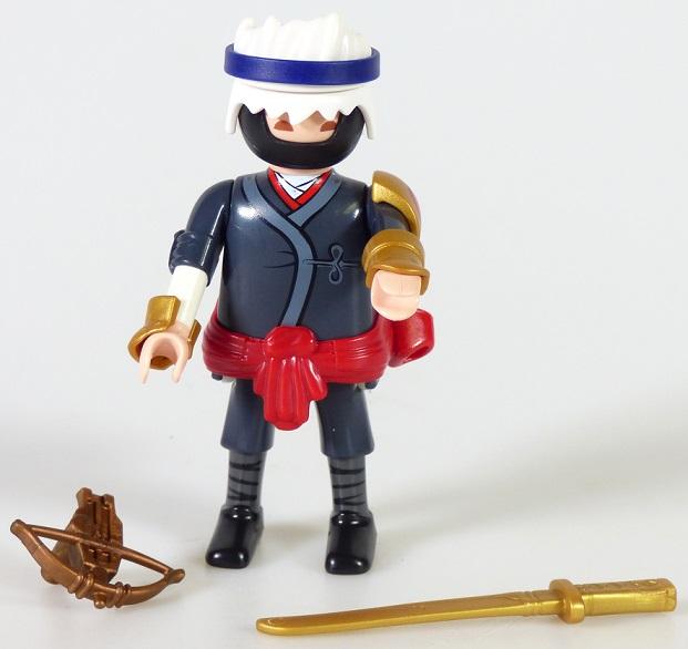 Puppen mit Zubehör, sog. "Ninja", in Form einer Warenzusammenstellung, bestehend aus
- einer Puppe
-- aus Kunststoff gefertigt, ca. 7,4 cm groß
-- mit beweglichen Gliedmaßen und Kopf
-- einen japanischen Krieger darstellend, mit grauer Wickeljacke und Hose bekleidet sowie mit einer
   weißen Kopfbedeckung und einer abnehmbaren, schwarzen Gesichtsmaske und einem roten Gürtel
- mit Zubehör aus Kunststoff, das die Puppe in der Hand halten kann und auf Grund der Größe und
  Gestaltung für sie erkennbar ist
-- einem ca. 5,5 cm langen Säbel
-- einer ca. 2 cm großen Armbrust
-- mit zwei Hand- und einer Schultermanschette
- dient der spielerischen Unterhaltung von Kindern und Erwachsenen
- gemeinsam in einer Blisterpackung auf einer Pappkarte für den Einzelverkauf aufgemacht.

Auf Grund des Umfangs und der Bedeutung in Bezug auf die Verwendung verleiht die Puppe der Warenzusammenstellung ihren wesentlichen Charakter.

Die Waren werden zolltarifrechtlich als "Spielzeug, Puppen, nur Nachbildungen von Menschen darstellend, andere als handgearbeitete dekorative Puppen in für das Ursprungsland charakteristischer Volkstracht" eingereiht.