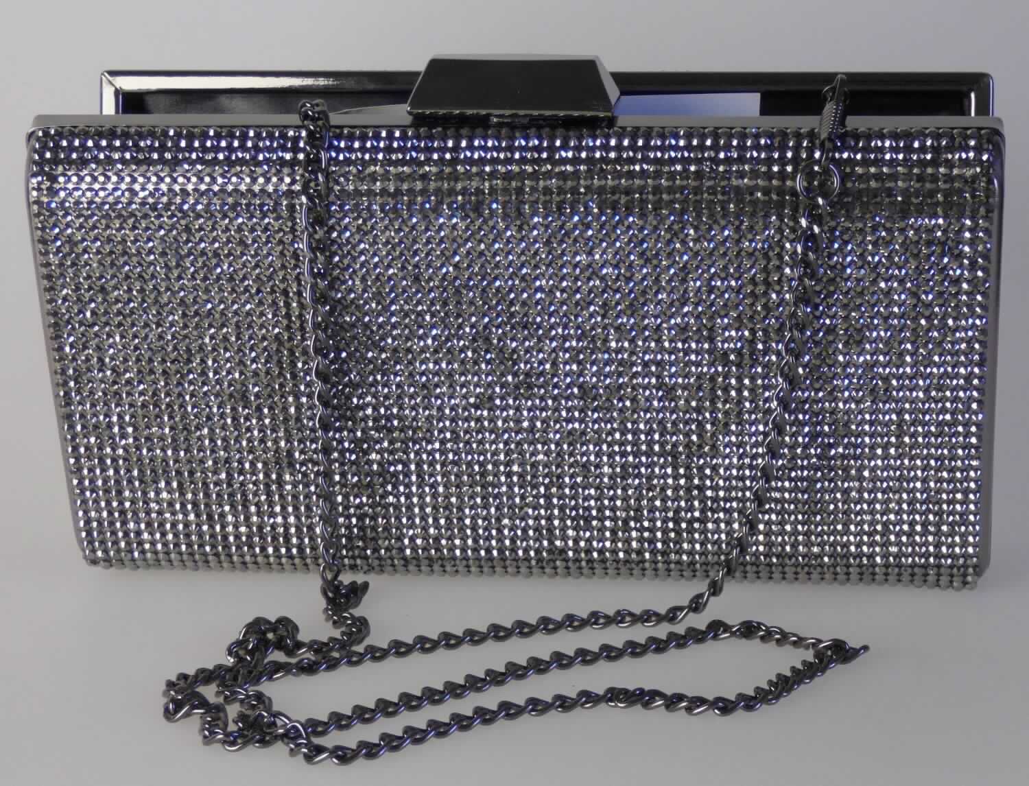 Handtasche, Style 12475100385, Foto siehe Anlage, 
- mit einer Außenseite aus Kunststoff in Form von Strasssteinen, die auf einer Kunststofffolie aufgeklebt sind,
  die auf einer Unterlage aus Spinnstoffen aufgebracht ist, 
- mit einem Handtaschenkörper aus zwei Halbschalen aus formgepresstem Kunststoff und einer Innenlage aus
  Pappe, 
- mit einer Randeinfassung der beiden Halbschalen aus silberfarbenem, unedlem Metall, 
- mit einem Schulterriemen aus einer Gliederkette aus unedlem Metall, 
- mit einem Schnappverschluss, 
- innen gefüttert und mit einem aufgesetzten, offenen Einsteckfach ausgestattet, 
- in den Abmessungen: ca. 22 cm (Breite) x 12 cm (Höhe) x 5 cm (Tiefe), 
- aufgrund der Form, der Größe und des Gesamteindrucks in erster Linie dazu geeignet, kleinere persönliche 
  Gegenstände aufzunehmen.

"Handtasche, mit einer anderen Außenseite als in den Unterpositionen 4202 2100 bis 4202 2290 genannte"