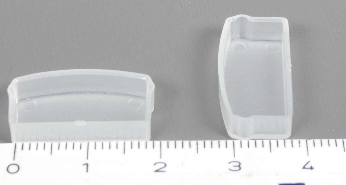 Bei dem durch zwei Warenmuster veranschaulichten Artikel handelt es sich um sogenannte "LEDconnect Endkappen" aus Kunststoffen im Sinne der Anmerkung 1 zu Kapitel 39. Die ca. 2 x 1 x 0﻿,﻿5 cm großen, transparenten Formteile sind an einer Seite offen und innen hohl.

Die Waren dienen als seitliches Abschlusselement eines LED-Unterbauleuchten-Profils (nicht Gegenstand dieser Auskunft) und stellen sich zolltarifrechtlich als Zubehör dar, da sie für das LED-Profil nicht funktionsnotwendig sind.

Zolltarifrechtlich handelt es sich um "andere Waren aus Kunststoffen, nicht von den 
TARIC-Codes 3926 1000 00 bis 3926 9097 77 erfasst".