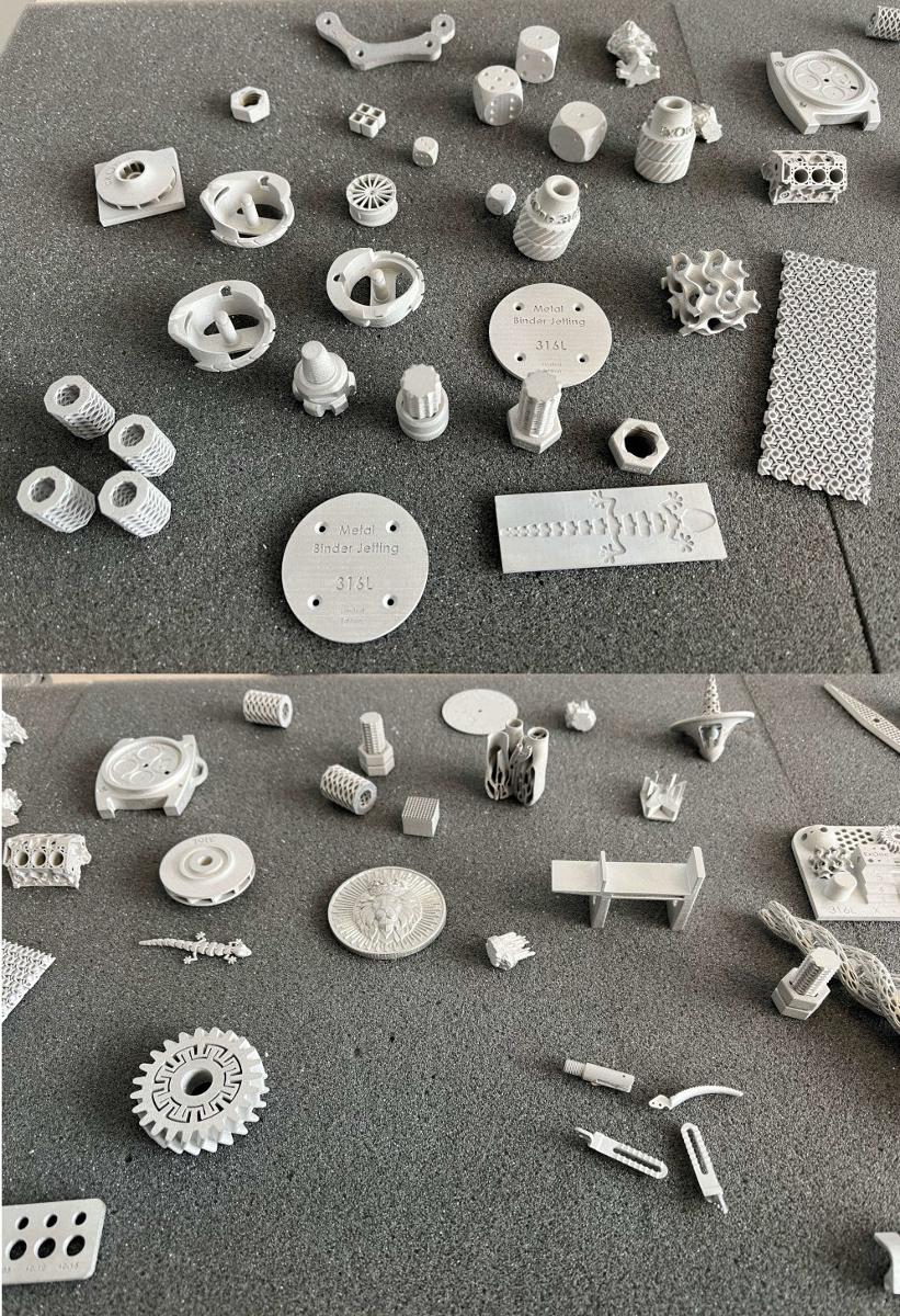 Waren aus unedlen Metallen, im Wesentlichen bestehend aus Edelstahl (mit oder ohne nickelbasierten Legierungen), Grauguss, Stahl und Eisen in diversen Formen und Gestaltungen, teils Gegenständen oder Produkten mit technischem Einsatz nachempfunden (zur äußeren Form siehe Abbildung in der Anlage).
Alle Waren wurden in einem Metall-3D-Drucker erzeugt, wobei einige zusätzlich in verschiedenen Verfahren gesintert wurden. Die Waren wurden ausschließlich zu Anschauungszwecken produziert, dienen dem Zweck der Vorführung von technischen und optischen Möglichkeiten bei Messen, Kundenbesuchen sowie in Schaukästen und sind zu keiner anderen Verwendung geeignet.

Die Waren werden als "Modelle, ihrer Beschaffenheit nach zu Vorführzwecken bestimmt, nicht zu anderer Verwendung geeignet, nicht von der für den Unterricht in Physik, Chemie oder Technik verwendeten Art" eingereiht.