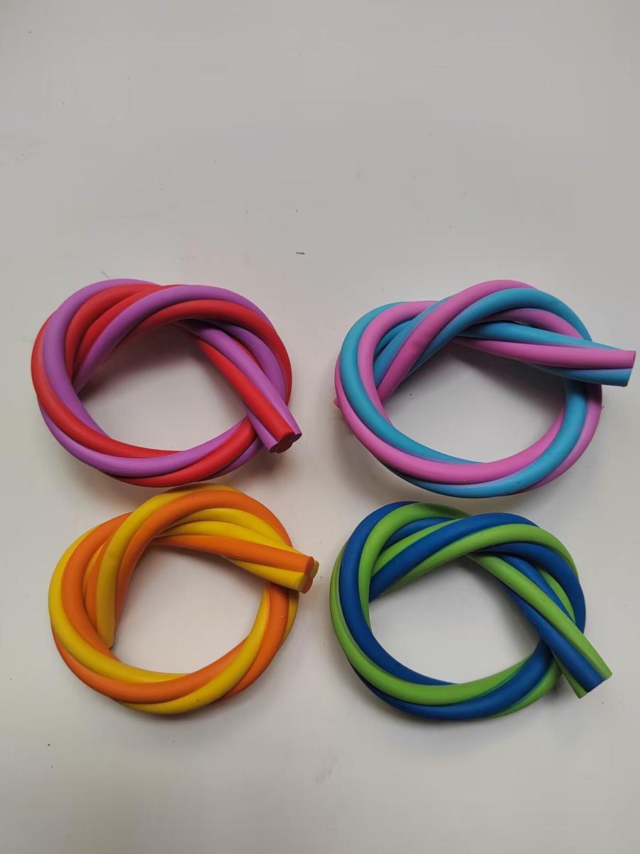 Angaben des Antragstellers:
Radiergummi aus TPR in Form eines bunten Knotens, in Aufmachung für den Einzelverkauf.

Feststellungen an einem Warenmuster:
Es wurde ein Radiergummi in Form zweifarbiger, gezwirnter und zu einem Knoten gebundener Stränge vorgelegt. Das Radiergummi besteht aus einem nicht vulkanisierten Kautschuk.

Befund:
Andere Ware aus nicht vulkanisiertem Kautschuk.