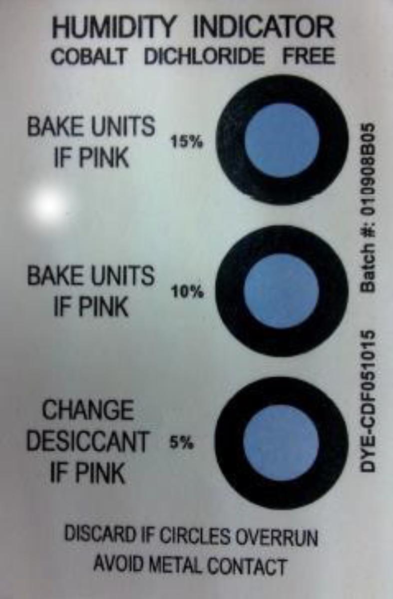 Angaben:
Feuchteindikator, Humidity Indicator Cards, Anzeigekarte zur Kontrolle der relativer Luftfeuchte in Verpackungen. Zusammensetzung: Blottingpapier, mit feuchtigkeitsempfindlichen Chemikalien getränkt, cobaltfrei. Die verschiedenen Feuchtigkeitsstufen werden durch Farbumschlag der enthaltenen Chemikalien angezeigt.
Äußere Beschaffenheit: ca. 5 x 7,5 cm (2 x 3 inch) große Karte mit jeweils drei runden, verschiedenfarbigen Feldern, zum Anzeigen von Feuchtigkeitsgehalten von 60 %, 10 % und 5 %. 

Befund:
zubereitete Diagnostik- oder Laborreagenzien auf einem Träger