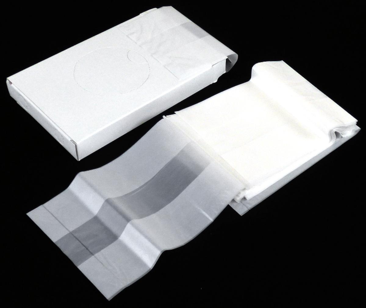 Nach den Angaben der Antragstellerin und dem vorgelegten Warenmuster handelt es sich um Beutel (Hygienebeutel) aus miteinander verschweißten Folien aus Polyethylen (HDPE), einem Kunststoff im Sinne der Anmerkung 1 zu Kapitel 39.

Die etwa 25 cm x 8 x 6 cm großen Beutel mit Seitenfalten dienen zu Transport- oder Verpackungszwecken für z. B. Müll und sind für eine längere Verwendung nicht vorgesehen.

Jeweils 25 Beutel sind in einem Spenderkarton aus Pappe aufgemacht.

Derartige Erzeugnisse werden zolltarifrechtlich als "Transport- oder Verpackungsmittel aus Kunststoffen, Säcke und Beutel (einschließlich Tüten) aus Polymeren des Ethylens" eingereiht.