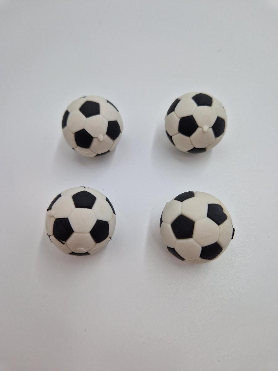 Angaben des Antragstellers:
Radiergummis in Fußballform aus TPR, in Aufmachung für den Einzelverkauf.

Feststellungen / Untersuchungen an einem Warenmuster:
Es wurde eine Verkaufsverpackung mit vier Radiergummis in Form von Fußbällen vorgelegt. Die Radiergummis bestehen aus einem nicht vulkanisierten Kautschuk.

Befund:
Andere Ware aus nicht vulkanisiertem Kautschuk.