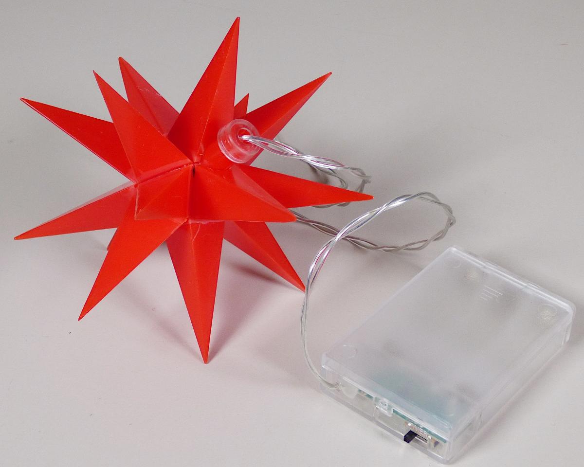 Nach den Antragsangaben sowie dem vorliegenden Warenmuster handelt es sich bei dem sogenannten „LED 3D Star, Art. 400120) um einen Ziergegenstand aus Polypropylen, einem Kunststoff im Sinne der Anmerkung 1 zu Kapitel 39.
Der dreidimensionale, rote Stern mit 15 Spitzen  (Abmessungen ca. L 12 x B 12 x H 12 cm) verfügt über eine im hohlen Innenraum integrierte LED- Lichtquelle (1 LED) und ist mit einer ca. 70 cm langen Zuleitung mit Batteriefach versehen.
Im Hinblick auf den Umfang und das Gesamterscheinungsbild bestimmt das Kunststoffgehäuse des Sterns den Charakter der zusammengesetzten Ware. 
Ein elektrischer Beleuchtungskörper der Position 9405 liegt nicht vor, da die Beleuchtung in angeschaltetem Zustand lediglich die Zierwirkung des Sterns erhöht.

Zolltarifrechtlich handelt es sich um eine "andere Ware aus Kunststoffen, Statuetten und andere Ziergegenstände"