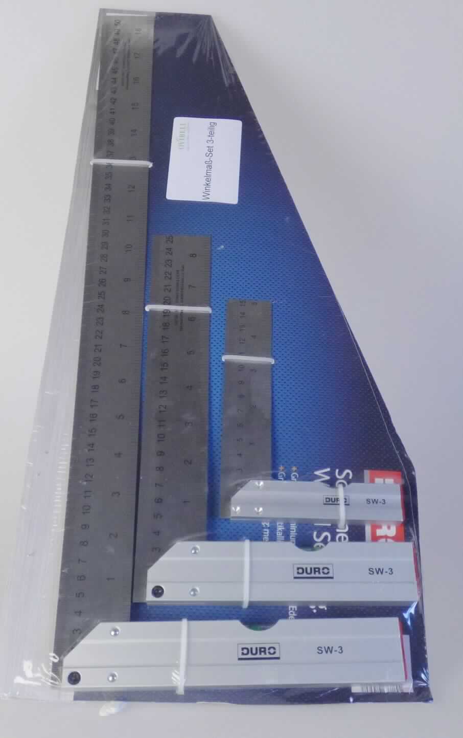 Set aus drei Anschlagwinkeln unterschiedlicher Größe (500, 250, und 150 mm), jeweils bestehend aus einem vertikalen Schenkel aus unedlem Metall und Kunststoff, welcher im Winkel von 90° mit einem horizontal verlaufenden Schenkel mit Maßeinteilung in Zentimeter und Zoll verbunden ist. Der vertikale Schenkel ist mit einer Libelle als Ausrichthilfe versehen. Die drei Anschlagwinkel sind gemeinsam in einer Sichtverpackung (Blister) geliefert (siehe Abbildung in der Anlage).
Die Instrumente werden als Handwerkzeuge hauptsächlich bei der Holz- und Metallbearbeitung verwendet.
Die Ware wird als "Zeicheninstrument, kein Zeichentisch und Zeichenmaschine, anderes als Plotter" eingereiht.