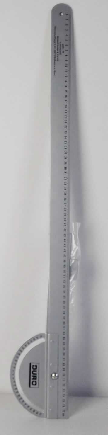 Sog. Universal Sägeschiene, im Wesentlichen bestehend aus einem flachen Metallstückes (ca. H x B x T: 0,4 x 82 x 4 cm; zur äußeren Form siehe Abbildung der Anlage) und einem, mit 4 Nieten und einer Schraube (aus Metall), angebrachten Einstellwinkel (ca. H x B x T:.2,6 x 30 x 5,5 cm). Am Einstellwinkel befindet sich eine Erweiterung, mit aufgeklebter Schutzschicht (ca. 1,4 x 4 cm), für die mitgelieferte Klemmzwinge. Diese besteht im Wesentlichen aus, einem Flachstahl in U-Form (ca. H x B x T: 5,3 x 6,1 x 3 cm) mit einem Loch und Gewinde für die Schraube (ca. 12 cm Länge und 5 mm Durchmesser; am Ende dreieckig abgewinkelt) mit dazugehörigem Anlageteller aus Metall. Sie dient zur Fixierung an verschiedenen Werkstücken. Der Einstellwinkel kann mit einer Feststellschraube aus Metall und Kunststoffunterlegscheibe fixiert werden. Der Winkelbereich ist skaliert (70 bis 0 und 0 bis 70), sowie auch das Lineal mit einer metrischen Skalierung von 0 bis 77 cm an der Längsseite versehen ist. Der Einstellwinkel ist ca. 90 Grad abgekantet und dient zum Anlegen an ein Werkstück, mit dem Winkelmaß kann das Werkstück an der langen Seite angerissen beziehungsweise angezeichnet werden. Weiterhin ist es möglich, ein Werkzeug an der Längsseite des flachen Metallstückes anzulegen und das Werkstück direkt zu bearbeiten. 

Die Ware ist teilweise mit einer Plastikfolie umschlossen und komplett in einem bedruckten Karton verpackt. Auf diesem Karton sind technische Daten und Bilder zur Bedienung aufgedruckt. 

Die Ware wird als "Anreißgerät" in eingereiht.