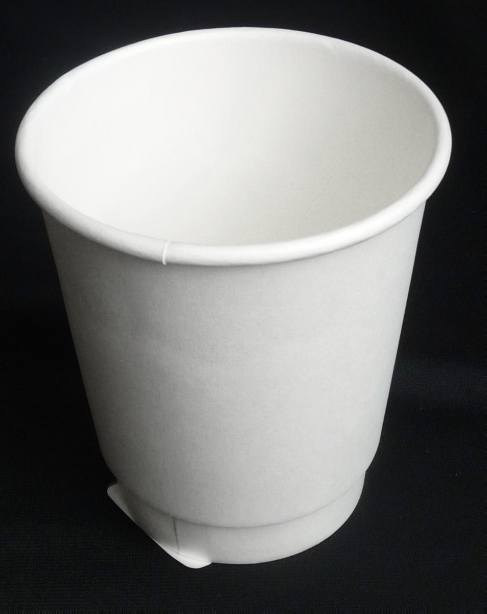 Es handelt sich um zum einmaligen Gebrauch bestimmte, konisch geformte, sog. Cofe to go Doppelwandbecher aus Pappe aus Halbstoff aus Holz, die auf der Außenseite mit einem Zuschnitt Kartonpapier beklebt sind. Innenseitig weisen die Erzeugnisse eine dünne Kunststoffbeschichtung auf, die weniger als die Hälfte der Gesamtdicke der Becher ausmacht.
Die Becher sind in unterschiedlichen Größen erhältlich.

Abbildung siehe Anlage.

Derartige Waren gehören als "andere Waren aus Papier oder Pappe, Becher, andere als aus Halbstoff aus Bambus" zur Codenummer 4823 69 90 00 0 des Zolltarifs.