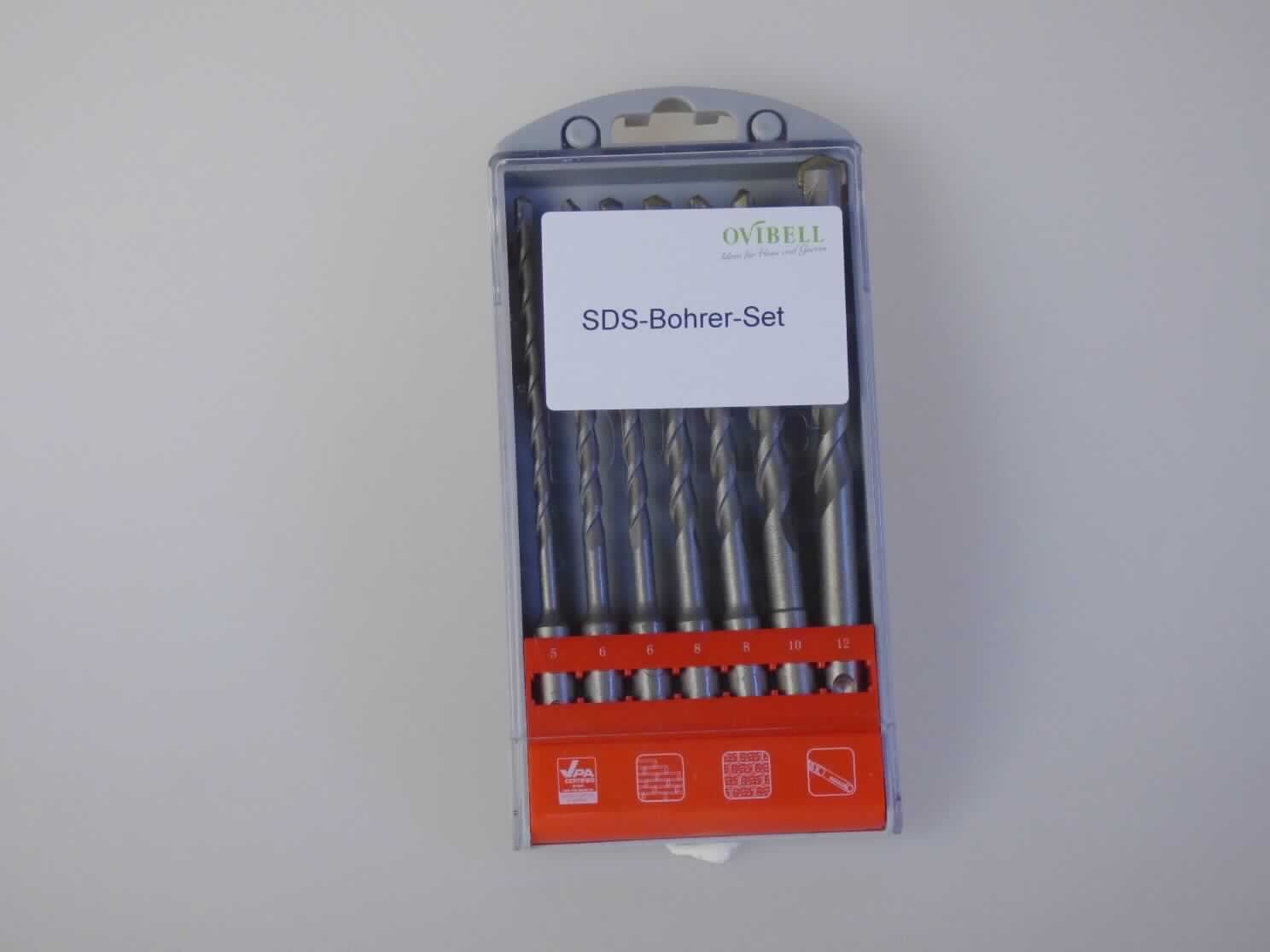 "SDS-Bohrer-Set 7-tlg."

- bestehend aus 7 Bohrern in verschiedenen Größen (5, 6, 6, 8, 8, 10, 12) aus Stahl

- zum Bohren von Mauerwerk, Stein und Beton

- mit Bohrspitzen mit Hartmetsallplättchen (Cermets)

- zur Verwendung als auswechselbare Werkzeuge in mechanischen Handwerkzeugen oder 
  Werkzeugmaschinen

- gemeinsam aufgemacht in einer speziell für die Aufnahme der o. a. Erzeugnisse gestalteten 
  und zum dauernden Gebrauch geeigneten Kunststoffbox

Abbildung siehe Anlage.

Derartige Erzeugnisse gehören als "auwechselbare Werkzeuge (Bohrwerkzeuge, Mauerbohrer) 
zur Verwendung in mechanischen oder nicht mechanischen Handwerkzeugen oder in 
Werkzeugmaschinen, mit arbeitendem Teil aus Cermets" zum TARIC-Code 8207 5030 00.