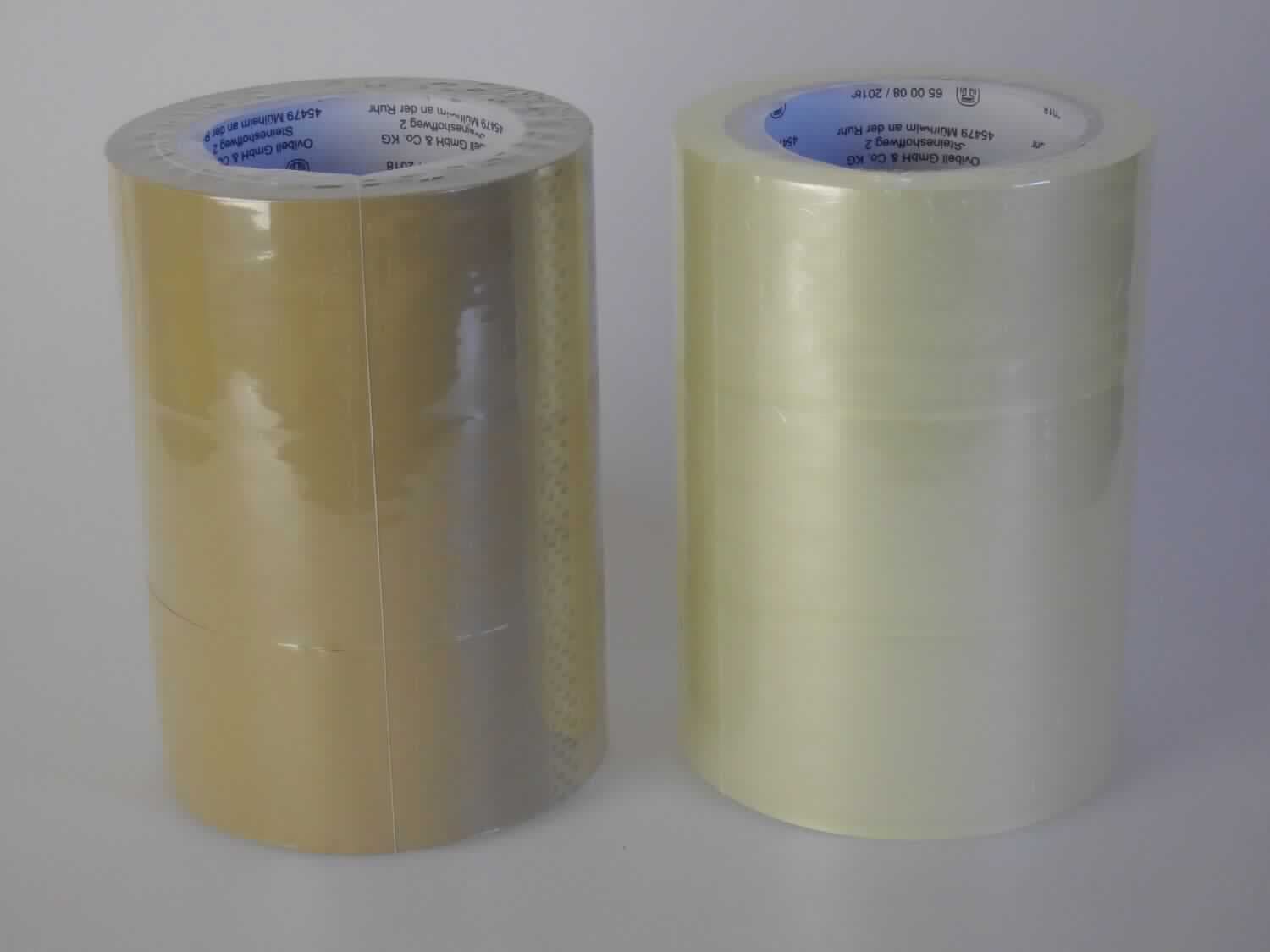 Angaben des Antragstellers:
Klebeband zum Verpacken
- Klebeband aus Polypropylen mit einer Breite von 50 mm und einer Länge von 66 m. Das Klebeband weist einen Acrylatkleber auf. -

Untersuchungsergebnisse an einem Warenmuster:
Es wurden 2 Dreierpacks von Klebebändern vorgelegt. Es handelt sich um 3 transparente und 3 braune Klebebandrollen, die jeweils zu 3 Rollen eine Verkaufseinheit (Packband 3er Set) bilden.

Befund:
Es liegt ein selbstklebendes Kunststoffband im Sinne der Unterposition (KN) 3919 1080 vor.