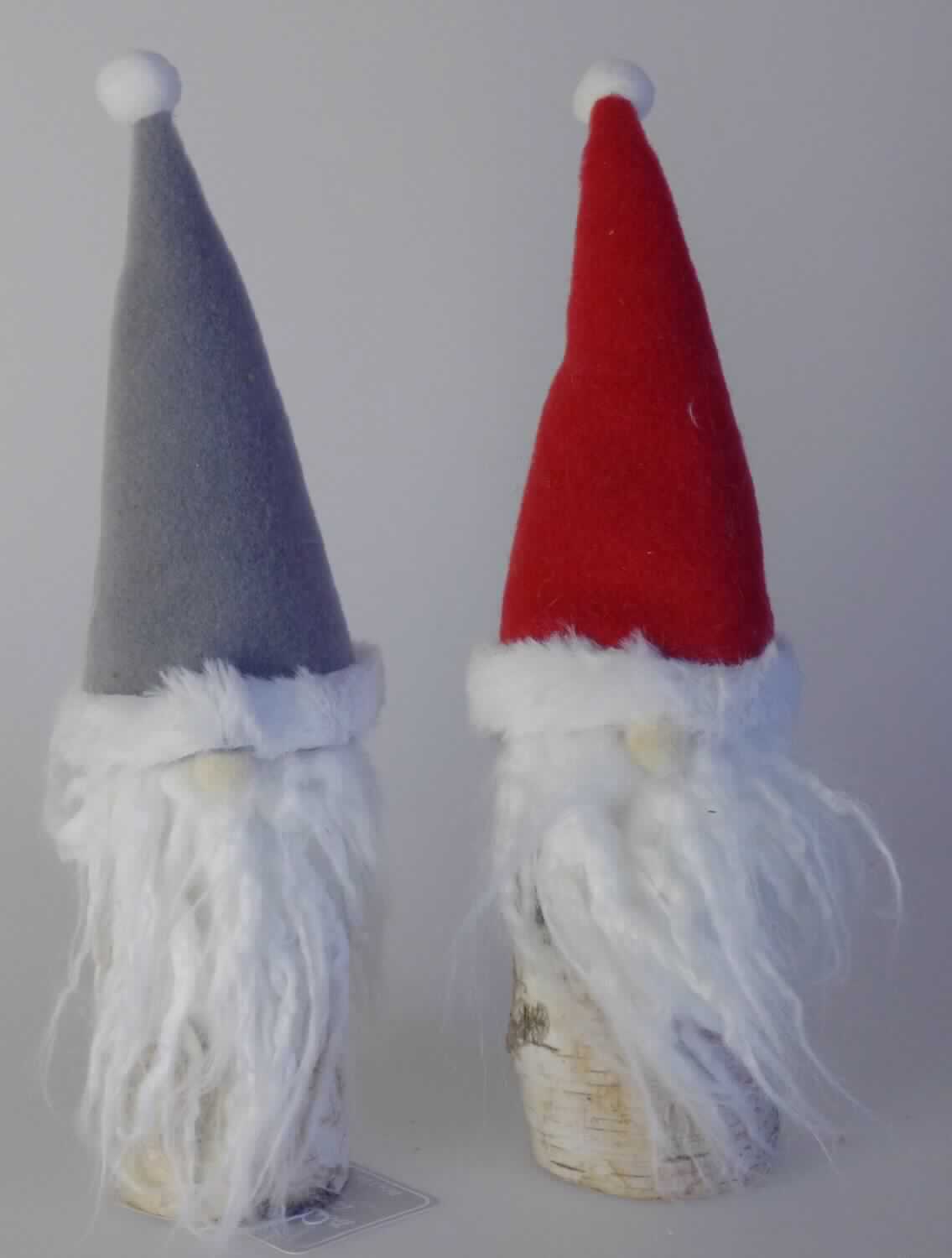 Dekofigur, sog. Wichtel, Art. 1009827, Foto siehe Anlage,
- in Form eines stilisierten Wichtels, mit einer Gesamthöhe von ca. 29 cm,
- laut Untersuchungsergebnis aus:
-- einem "Holzstamm" aus laut Antrag nicht tropischem Holz (Birke), mit einem Durchmesser von ca. 6 cm und 
   einer Höhe von ca. 12,5 cm,
-- einer "Zipfelmütze":
--- mit einer Höhe von ca. 18 cm,
--- aus einfarbigem Nadelfilz aus synthetischen Chemiefasern,
--- mit einem Besatz aus einfarbigen Plüschgewirken aus Spinnstoffen,
--- an der "Spitze" mit einem angeklebten Pompon aus Spinnstoffen,
-- einem "Bart" aus einfarbigen Plüschgewirken aus Spinnstoffen,
- mit einer angeklebten "Nase" aus einem Pompon aus Spinnstoffen,
- durch Zusammenfügen konfektioniert,
- wird zu Dekorationszwecken verwendet,
- keine Ware zur Innenausstattung, da ohne raumbezogene Funktion,
- ohne eindeutigen Bezug zum Weihnachtsfest, somit keine Ware der Position 9505,
- im Hinblick auf den Umfang und die Zierwirkung sind das Holz und die Spinnstoffe als annähernd gleich 
  anzusehen, somit kann keinem der beiden Stoffe eine charakerbestimmende Eigenschaft zuerkannt werden; die 
  Ware ist somit der von den gleichermaßen in Betracht kommenden Positionen (4420/6307) in der Nomenklatur 
  zuletzt genannten Position (6307) zuzuweisen; innerhalb der Position 6307 ist im Hinblick auf den Umfang der
  Filz gegenüber den Gewirken charakterbestimmend, somit keine Ware der Unterposition 6307 9010.

"Andere konfektionierte Ware (Dekofigur), aus Spinnstoffen, aus Filz"