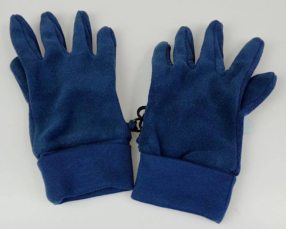 Fingerhandschuhe, sog. Fingerhandschuh aus Fleece, Art. 4331410, Foto siehe Anlage,
- als Paar an einem Kunststoffaufhänger befestigt,
- als Fünffingerhandschuhe gearbeitet,
- aus ca. 1,5 mm dicken, einfarbigen, beidseitig gerauten Gewirken (sog. Fleece) aus laut Antrag
  100 % Polyester (synthetische Chemiefasern),
- seitlich mit einem kleinen Haken bzw. Ring aus Kunststoff ausgestattet,
- mit einer doppelt gearbeiteten, elastischen Stulpe aus einfarbigen Gewirken.

"Fingerhandschuhe, aus Gewirken, andere als in der Unterposition 6116 10 genannte, aus
 synthetischen Chemiefasern"