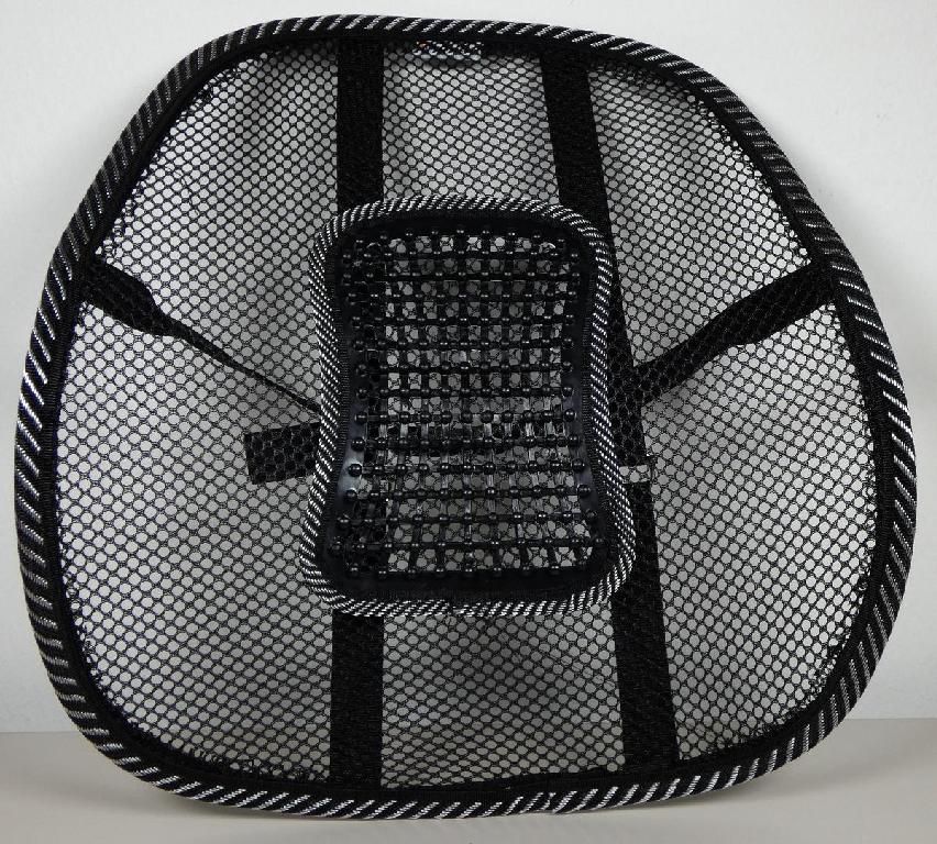 Rückenstütze, Foto siehe Anlage,
- in einem Polybeutel verpackt,
- in annähernd ovaler, ergonomisch dem Rücken angepasster Form; mit den Abmessungen (B x H) 
  von ca. 41 cm x 37 cm,
- aus ca. 0﻿,﻿6 mm dicken, einfarbigen, netzartig durchbrochen gearbeiteten Gewirken; mit einer  
  gewebten Randeinfassung, in die ein formgebender Metallrahmen eingenäht ist,
- etwa in der Mitte der Vorderseite mit einem aufgenähten, gitterartigen, annähernd rechteckigen, 
  ca. 14 cm x 20 cm großen Kunststoffpad mit Noppen; mit einer gewebten Randeinfassung,
- zur Befestigung an der Rückenlehne eines Sitzmöbels auf der Rückseite mit zwei gewebten 
  Gurtbändern und einem elastischen Band aus Geweben ausgestattet,
- alle Gewebe und Gewirke bestehen aus Spinnstoffen,
- durch Zusammenfügen konfektioniert,
- soll laut Antrag an bspw. Bürostühlen oder Autositzen befestigt werden und der Entlastung des 
  Rückens dienen,
- erfüllt weder die Bedingungen zur Einreihung als orthopädische Vorrichtung der Position 9021
  noch als Massageapparat oder -gerät der Position 9019 und wird auch nicht als funktionsnot-
  wendiges Teil eines Sitzmöbels vom Warenkreis der Position 9401 erfasst,
- u. a. aufgrund der Ausstattung (ohne Polster) keine den Bettausstattungen ähnliche Ware der 
  Position 9404,
- kennzeichnet sich nach Form und Verwendungszweck als Ware zur Innenausstattung,
- insbesondere im Hinblick auf den Umfang sind die Gewebe und Gewirke aus Spinnstoffen 
  charakterbestimmend; innerhalb der Position 6304 verleihen insbesondere im Hinblick auf den 
  Umfang die Gewirke der Ware ihren wesentlichen Charakter.

"Andere Ware zur Innenausstattung (Rückenstütze), aus Spinnstoffen, keine Ware der 
 Position 9404, aus Gewirken"