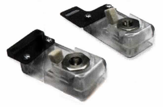 Sog. Lubricator/Schmierer
- in Form einer verwendungsspezifischen Anbaukomponente aus einem abgedichteten
  Schmierstoffbehälter mit Verschlussstopfen, Befestigungsbohrungen und darin 
  eingesetztem Schmierdocht (Abbildung siehe Anlage),
- zum Anbau an das Crimpwerkzeug (Applikator) einer Crimpmaschine zum
  elektrisch leitfähigen Verbinden von Kabeln mit den entsprechenden Anschluss-
  stücken, Steckkontakten usw. durch Verpressen (Crimpen),
- zur Abgabe von Schmieröl über den Schmierdocht an das Crimpwerkzeug. 

"Teil, erkennbar ausschließlich bestimmt für Maschinen mit eigener Funktion, in Kaptiel 84 anderweit weder genannt noch inbegriffen, keine Ware der TARIC-Codes 8479 9015 00 bis 8479 9080 87 - sog. Lubricator/Schmierer"