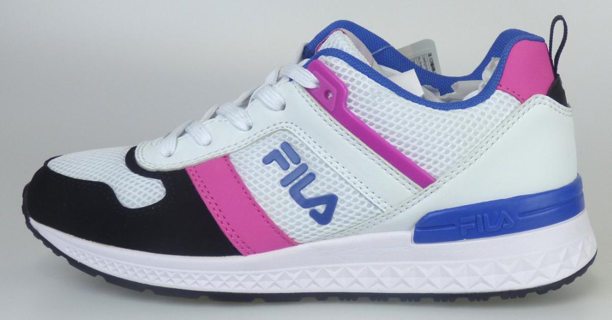 Trainingsschuhe, sog. Schuhe für Sportzwecke, Gr. 37, Foto siehe Anlage,
- mit Laufsohlen aus (laut Antrag) Kunststoff,
- mit Oberteil aus Spinnstoff (den größten Teil der Außenfläche bildend) und Kunststoff (Spinnstoff
  mit einer mit bloßem Auge wahrnehmbaren Außenschicht aus Kunststoff),
- auf das Oberteil sind Verstärkungsteile aus Kunststoff und Spinnstoff aufgesetzt,
- mit Zierbesatz,
- mit Schnürsenkelverschluss.

"Schuhe (Trainingsschuhe) mit Laufsohlen aus Kunststoff und Oberteil aus Spinnstoffen"