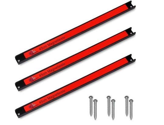 3er Set Magnetleiste 45cm (Abbildung siehe Anlage),
- mit jeweils einem charakterbestimmendem Dauermagneten aus agglomeriertem 
  Ferrit, zusammengesetzt mit einer Leiste aus Kunststoff (Abmessungen: 450 x 25 x 
  13 mm), 
- nach der Montage zum Halten von magnetisch haftenden Gegenständen
  (z.B. Messer, Scheren, Werkzeug) bestimmt,
- zusammen mit Beipack (Befestigungsmaterial) in einer gemeinsamen Verkaufs-
  umschließung.
Die Magnetleiste bestimmt den Charakter der Warenzusammenstellung.

"Dauermagnet aus agglomeriertem Ferrit
 (zusammengesetzte Ware aus charakterbestimmendem Dauermagneten und 
  Kunststoffleiste, in Warenzusammenstellung in Aufmachung für den Einzelverkauf 
  mit nicht charakterbestimmendem Beipack) - 3er Set Magnetleiste 45cm"