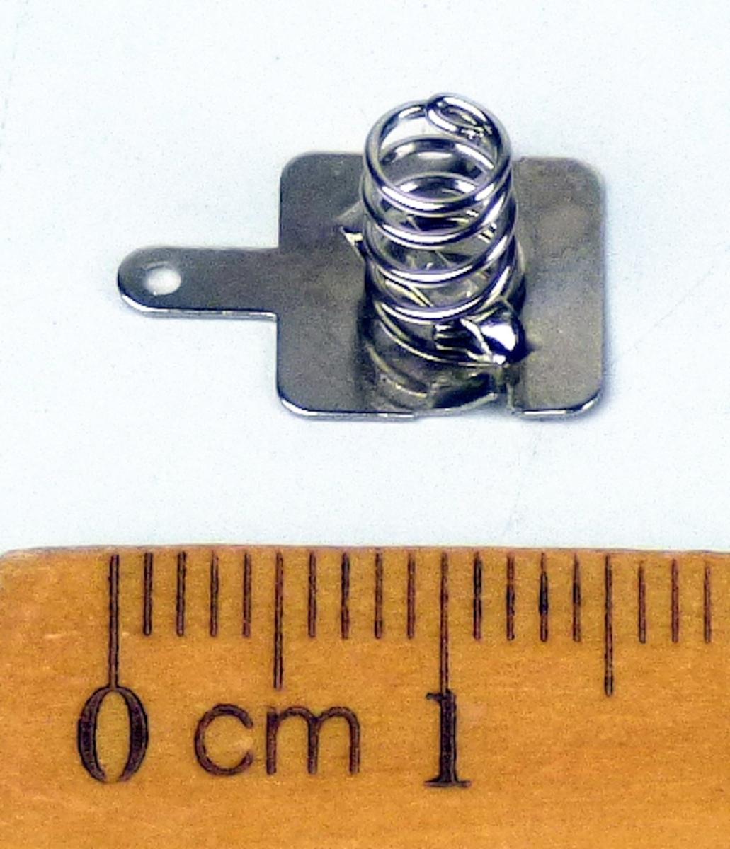 Batteriekontakt im Wesentlichen bestehend aus einem spezifisch geformten, annähernd quadratischen Metallplättchen mit einer mittig angeordneten Kontaktfeder und einem seitlich ausgeformten Lötfähnchen. Die Ware ist für eine Spannung von weniger als 1000 V ausgelegt und dient dem Herstellen einer elektrischen Verbindung mittels Druck nach Montage an ein Kabel (Löten).

Die Ware ist als "elektrisches Gerät zum Verbinden von elektrischen Stromkreisen, für eine Spannung von 1000 V oder weniger, keine Steckvorrichtung, Verbindungselement für Drähte und Kabel" einzureihen.

Anlage: 1 Abbildung