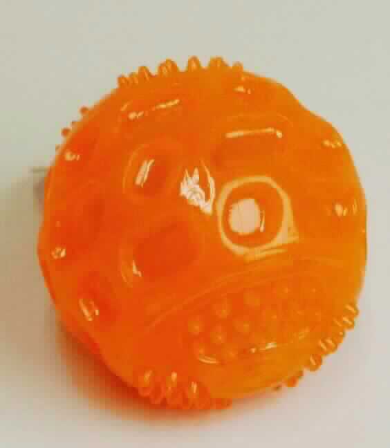 Nach den Angaben des Antragstellers handelt es sich bei der Ware um Hundespielzeug in Form eines LED Balls. Die Laboruntersuchungen ergaben, dass es sich um einen orangen, hohlen Ball aus nicht vulkanisiertem Kautschuk handelt, der auf der Oberfläche mit Noppen versehen ist und im Inneren ein Blinklicht aufweist. Die Ware ist mit einem Pappanhänger, der mit einer Produktinformation versehen ist, welche die Ware als Tierspielzeug deklariert, in Aufmachung für den Einzelverkauf aufgemacht.
Der Kautschukanteil ist für die Ware charakterverleihend.

Die Ware ist als andere Ware aus nicht vulkanisiertem Kautschuk in den TARIC-Code 4006 9000 00 des Zolltarifs einzureihen.