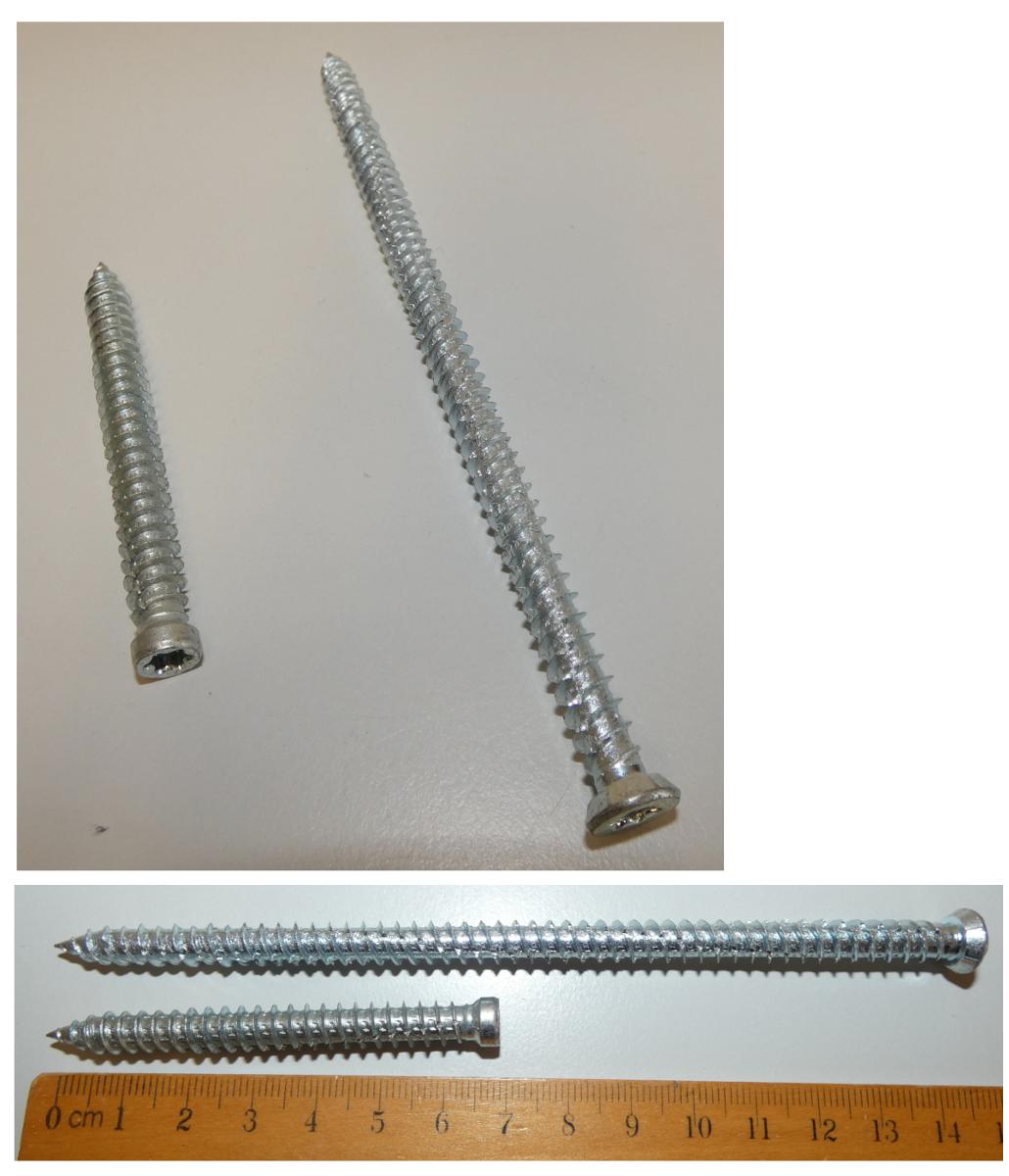 Es handelt sich um aus Stahl (kein nicht rostender Stahl) gefertigte Schrauben mit unterschiedlichen Abmessungen, mit zylinderförmigem Kopf mit Innensechsrund (sog. Torx, geschützte Marke) bzw. mit Senkkopf mit Innensechsrund (sog. Torx, geschützte Marke) sowie mit einem bis zum Kopf reichenden, selbstformenden Gewinde mit schräg verlaufenden Schneidnuten. Das Gewindeende ist zu einer Spitze ausgeformt. Der Kopf ist mit vier bzw. sechs Fräsrippen versehen.
Die Erzeugnisse werden zum Befestigen beispielsweise von Fenstern verwendet. 
- Antragstellerangaben -
Gesamtlänge: etwa 73 mm bzw. 152 mm; Gewindedurchmesser: etwa 8 mm.

Abbildung siehe Anlage.

Derartige Erzeugnisse gehören als "andere Holzschrauben aus Stahl (kein nicht rostender Stahl)" zum TARIC-Code 7318 1290 90.