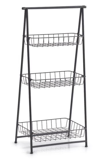 Bei der als "Standregal" bezeichneten Ware handelt es sich um ein ca. 43 x 30 x 90 cm (B x T x H) großes Regal aus lackiertem Metall, bestehend aus einem Gestell mit drei Ablagekörben in den Größen 37 x 30 x 6 cm, 37 x 23 x 6 cm und 37 x 16 x 6 cm  (B x T x H) und vier gummierten Füßen. Das auf dem Boden stehende Regal dient der Aufnahme von Gegenständen und somit der Ausstattung von Wohnungen.

Die Ware ist als "anderes als in den Positionen 9401 bis 9402 erfasstes Möbel, aus Metall, nicht von der in Büros verwendeten Art, kein Bett" einzureihen.