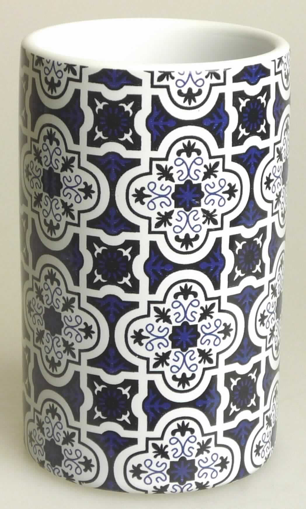 Keramischer Toilettengegenstand, Foto siehe Anlage,
- cremefarbener, glasierter Becher; auf der Außenseite mit einem blauen-schwarzen, ornamentartigen Motiv bemalt, 
- in den Abmessungen: ca. 7 cm (Durchmesser) x 11 cm (Höhe),
- keramisches Erzeugnis; nach der Formgebung gebrannt; tonmineralhaltiges Material enthaltend, 
- - nach dem Ergebnis der wissenschaftlichen Untersuchung aus Steinzeug bestehend,
- zur Verwendung als Zahnputzbecher im Badezimmer bestimmt. 

"Keramischer Toilettengegenstand, aus Steinzeug"