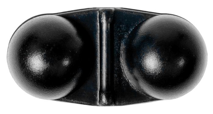 Bei dem durch Abbildungen und Beschreibungen veranschaulichten sowie als "Doppelglöckchen zum Angeln [Double Rattle], Art. 120102" bezeichneten Erzeugnis handelt es sich um ein Angelgerät,
- aus Polyvinylchlorid (PVC) hergestellt,
- in den Abmessungen von ca.  30 x 15 x 15 mm,
- mit zwei hohlen Kunststoffkugeln, in denen sich kleine, harte Gegenstände befinden,
- in der Mitte mit einem hohlen Schaft mit rautenförmigen Querschnitt miteinander verbunden,
  mit dem es auf das Vorfach einer Angelmontage in Ködernähe montiert wird,
- weckt durch die Geräusche das Interesse bestimmter Fische (Wels),
- zu 5 Stück auf einer Pappunterlage in einer Kunststoffhülle für den Einzelverkauf aufgemacht.

Die Ware wird zolltarifrechtlich als "anderes Angelgerät, nicht von den Unterpositionen (KN) 9507 1000 bis 9507 3000 erfasst" eingereiht.