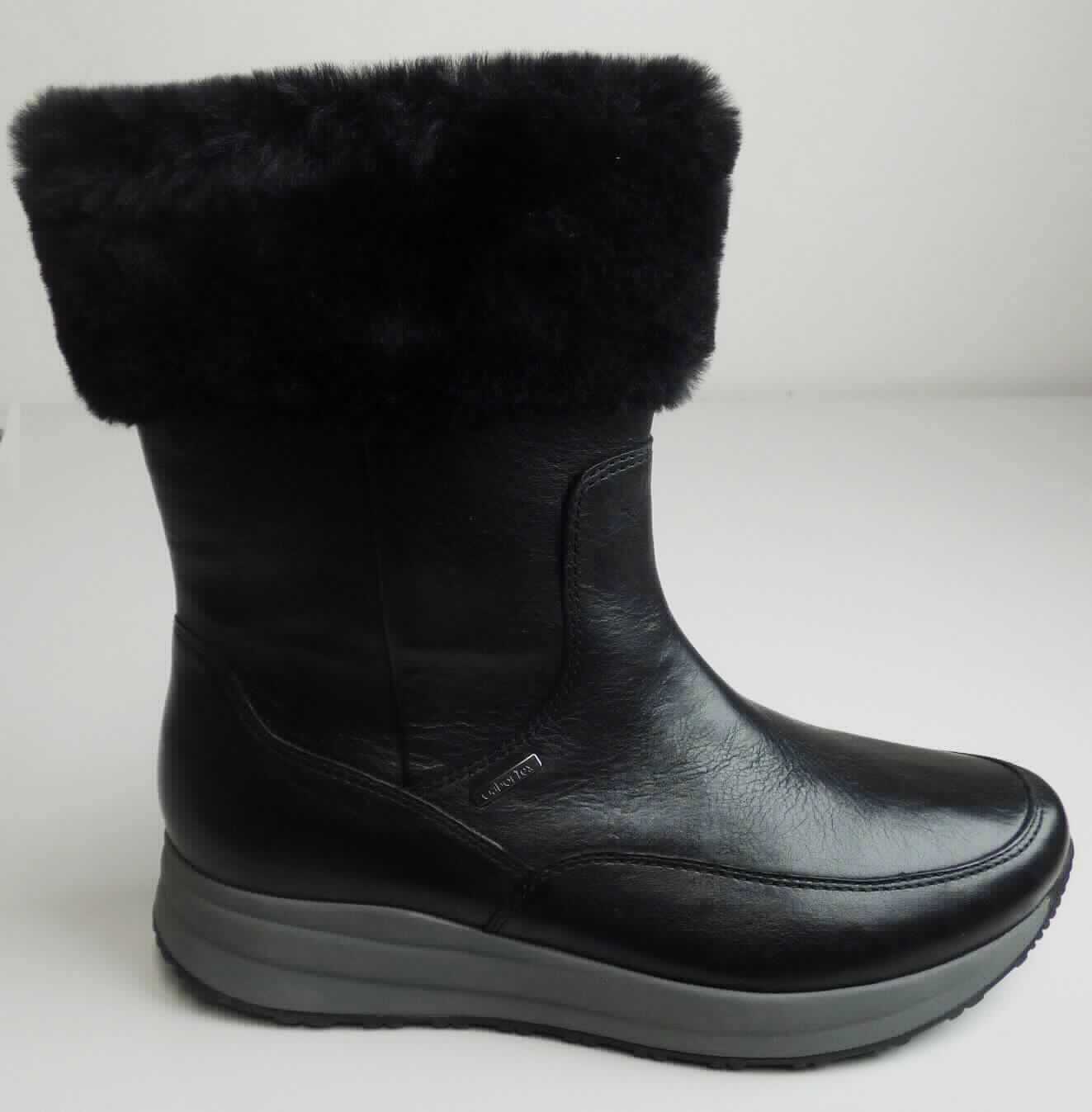 Stiefel (lt. Antrag: "Freizeitstiefel für Damen", Foto siehe Anlage)
- mit Laufsohlen aus Kunststoff/Kautschuk; ohne Hauptsohle aus Holz,
- mit Oberteil aus Leder (den größten Teil der Außenfläche bildend) und Spinnstoff,
- seitlich mit Reißverschluss,
- gefüttert,
- ohne Metallschutz in der Vorderkappe, 
- den Knöchel, jedoch nicht die Wade bedeckend,
- lt. Antrag mit einer Länge der Innensohle von weniger als 24 cm.

"Schuhe mit Laufsohlen aus Kunststoff/Kautschuk und Oberteil aus Leder, andere als in den Unterpositionen 
 6403 1200 bis 6403 9105 genannte, den Knöchel, jedoch nicht die Wade bedeckend, mit einer Länge der 
 Innensohle von weniger als 24 cm"