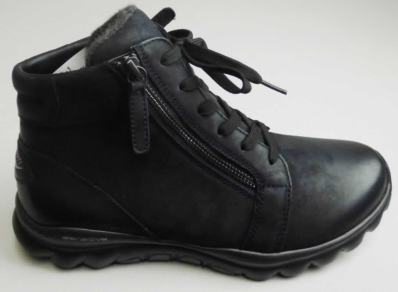 Stiefel (lt. Antrag: "Freizeitstiefelette für Damen", Größe 4,5, Foto siehe Anlage)
- mit Laufsohlen aus Kunststoff/Kautschuk; ohne Hauptsohle aus Holz,
- mit Oberteil aus Leder,
- mit Zierbesatz,
- gefüttert,
- vorn mit Schnürsenkelverschluss und seitlich mit Reißverschlüssen,
- ohne Metallschutz in der Vorderkappe, 
- den Knöchel, jedoch nicht die Wade bedeckend,
- mit einer Länge der Innensohle von ca. 25 cm,
- als Frauenschuh erkennbar.

"Schuhe mit Laufsohlen aus Kunststoff/Kautschuk und Oberteil aus Leder, andere als in den Unterpositionen 
 6403 1200 bis 6403 9105 genannte, den Knöchel, jedoch nicht die Wade bedeckend, andere als in der
 Unterposition 6403 9111 genannte, für Frauen"