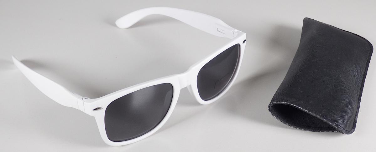 Sog. Sonnenbrille Selekt, im Wesentlichen bestehend aus einer Brillenfassung aus Kunststoff mit getönten Brillengläsern aus Kunststoff. Die Bügel sind klappbar und können mit einem Werbelogo bedruckt werden.

Zur äußeren Form siehe Abbildung in der Anlage.

Die Ware ist in einem zum dauerhaften Gebrauch bestimmten Etui verpackt. 

Der Artikel wird als "Sonnenbrille, nicht mit optisch bearbeiteten Gläsern, mit Brillengläsern aus Kunststoff" eingereiht.