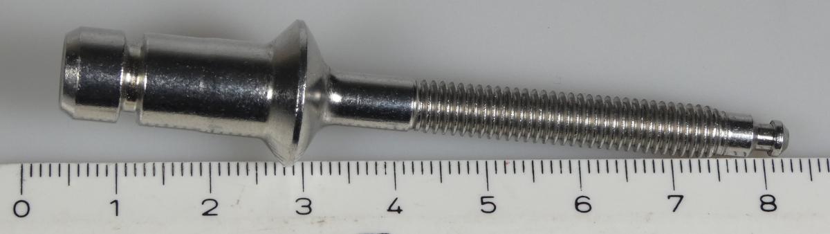 Es handelt sich um aus nicht rostendem Stahl gefertigte Schrauben mit Außengewinde, an dessen unterem Ende sich ein gewindefreier Abschnitt befindet, wobei das Ende des Schafts abgestuft und mit einer umlaufenden Rille versehen ist. Das äußerste Ende ist konisch ausgearbeitet. Oberhalb des Gewindes sind die Erzeugnisse mit einem weiteren gewindefreien Abschnitt versehen, an den sich ein in der Art eines Senkkopfes ausgearbeiteter Bund anschließt, der die Funktion eines Kopfes hat. Oberhalb des Bundes weisen die Erzeugnisse einen zylinderförmigen Ansatz auf, der mit einer umlaufenden Rille versehen und am Ende abgeschrägt ist.
Die Erzeugnisse werden in Scharniere für Toilettensitze eingebaut und dienen der Befestigung des Sitzes (alles nicht Gegenstand dieser vZTA).
Gesamtlänge: etwa 79 mm.
- Antragstellerangaben -

Abbildung siehe Anlage.

Derartige Erzeugnisse gehören als "andere Schrauben aus nicht rostendem Stahl, mit Gewinde, mit Kopf" zum TARIC-Code 7318 1595 85.