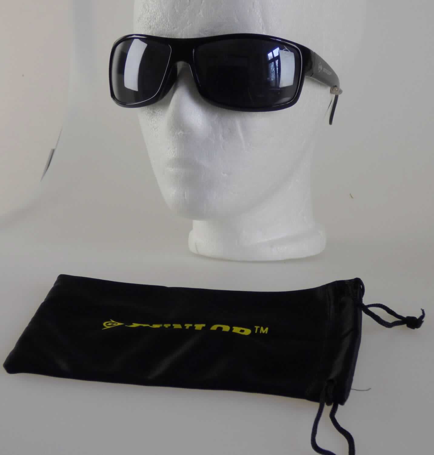 Sog. Fahrerbrille Day Vision, Art. 37.421, im Wesentlichen bestehend aus einer Brillenfassung und dunkel getönten Brillengläsern aus Kunststoff. Die Brillenbügel sind beide auf der Außenseite jeweils mit einem Logo und dem Schriftzug "Dunlop" versehen. Auf dem linken Brillenglas befindet sich ebenfalls ein Logo.
 
äußere Form: siehe Abbildung in der Anlage

Die Brille ist gemeinsam mit einem zur dauernden Aufbewahrung geeigneten Stoffsäckchen mit Zugkordel in einer Blisterverpackung aufgemacht.

Die Ware wird als "Sonnenbrille, nicht mit optisch bearbeiteten Gläsern, mit Brillengläsern aus Kunststoff" eingereiht.