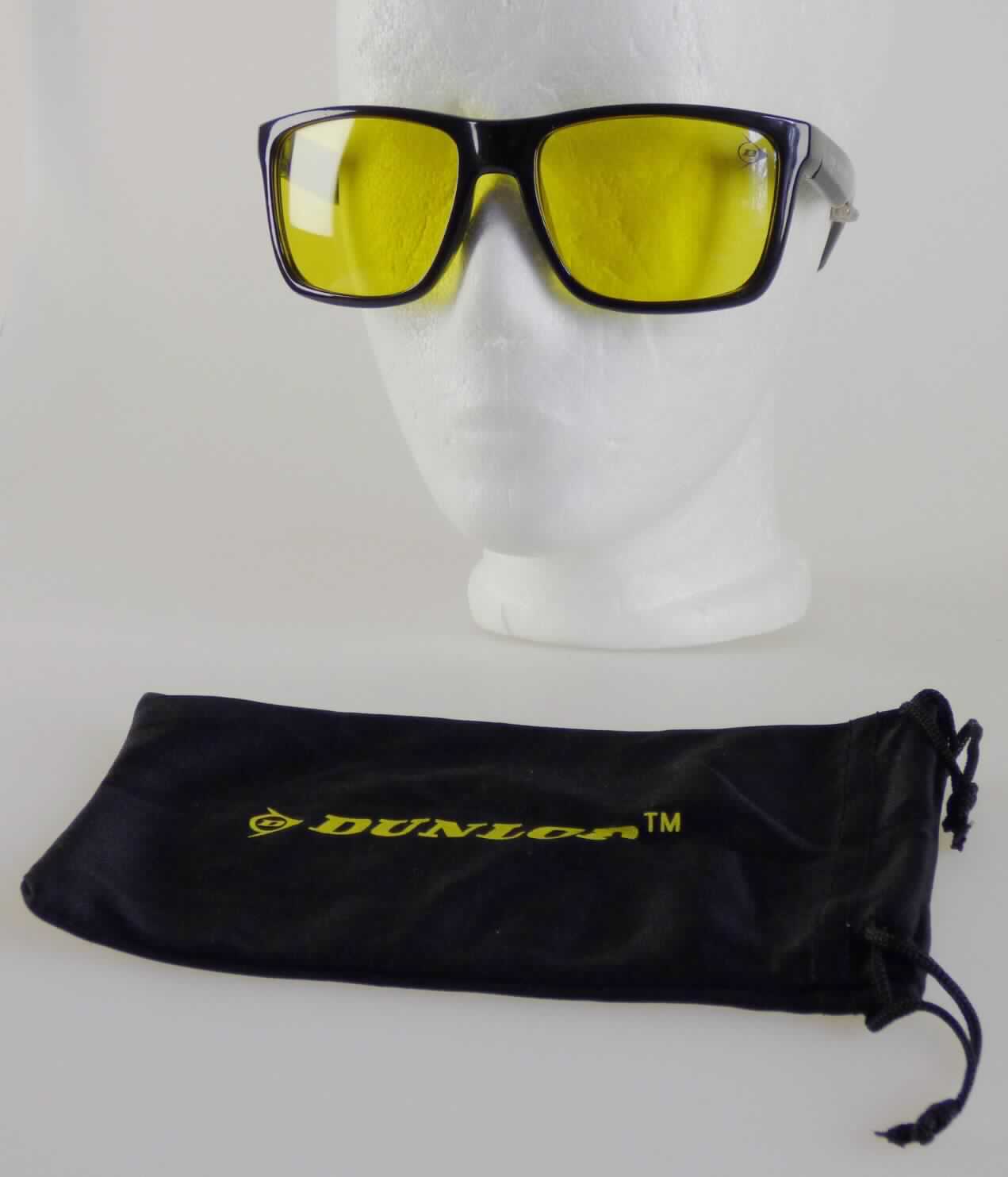 Sog. Fahrerbrille Night Vision, Art. 37.422, im Wesentlichen bestehend aus einer Brillenfassung und gelb getönten Brillengläsern aus Kunststoff. Die Brillenbügel sind beide auf der Außenseite jeweils mit einem Logo und dem Schriftzug "Dunlop" versehen. Auf dem linken Brillenglas befindet sich ebenfalls ein Logo.
 
äußere Form: siehe Abbildung in der Anlage

Die Brille ist gemeinsam mit einem zur dauernden Aufbewahrung geeigneten Stoffsäckchen mit Zugkordel in einer Blisterverpackung aufgemacht.

Die Ware wird als "Sonnenbrille, nicht mit optisch bearbeiteten Gläsern, mit Brillengläsern aus Kunststoff" eingereiht.