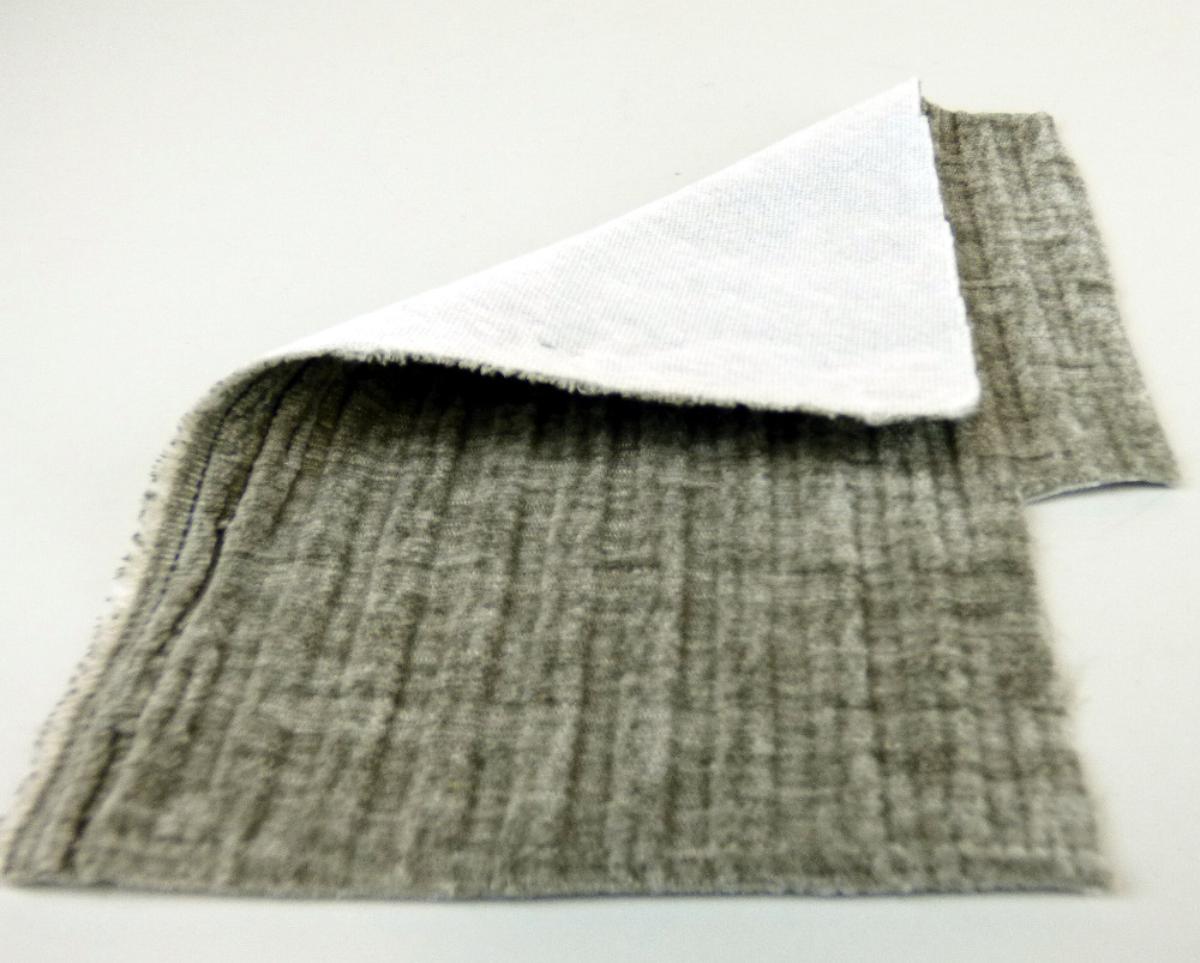Textillaminat, sog. Möbelbezugsstoff, Foto siehe Anlage,
- als Meterware,
- aus zwei mit ihrer ganzen Fläche aufeinanderliegenden und so miteinander durch Kleben verbundenen
   Lagen:
-- mit einer Oberlage (Schauseite):
--- aus einem Chenillegewebe; mit samtartiger Oberfläche,
--- aus Chenillegarnen und anderen Garnen; beide aus Chemiefasern,
-- mit einer Unterlage:
--- aus einem Kuliergewirke,
- das die Schauseite bildende Chenillegewebe verleiht der Ware insbesondere im Hinblick auf die
  Verwendung als Möbelbezugsstoff ihren wesentlichen Charakter.
 
"Chenillegewebe, keine Ware der Positionen 5802 oder 5806, aus Chemiefasern"