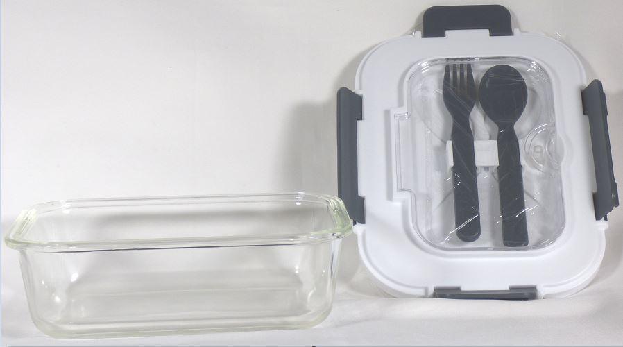 Warenzusammenstellung, bestehend aus einer Glasware zur Verwendung bei Tisch oder
in der Küche und einem zweiteiligen Besteckset, sog. Glas Lunchbox-Set, Foto siehe Anlage,
- in Aufmachung für den Einzelverkauf (das Besteck ist im Deckel der Schale eingesetzt),
- zur Befriedigung eines speziellen Bedarfs zusammengestellt,
- Glasware zur Verwendung bei Tisch oder in der Küche:
- - in Form einer Schale mit Deckel,
- - aus einer annähernd quaderförmigen Schale aus Borosilikatglas (laut Antrag),
- - - mit einem auskragenden Rand,
- - mit einem passgenauen Deckel aus Kunststoff,
- - - mit einer Dichtung versehen,
- - - mit vier Verschlussbügeln,
- - mit den Abmessungen: ca. 20 cm (Länge) x 15 cm (Breite) x 6 cm (Höhe),
- - soll der Aufbewahrung von Speisen dienen,
- - das Glas bestimmt nach dem Umfang und seiner Bedeutung in Bezug auf die Verwendung
    den wesentlichen Charakter der Ware,
- Haushaltsartikel aus Kunststoff:
- - in Form eines zweiteiligen Bestecksets (Gabel und Löffel),
- - mit einer Länge von jeweils ca. 14 cm,
- die Glasware zur Verwendung bei Tisch oder in der Küche bestimmt nach dem Umfang und
  der Bedeutung in Bezug auf die Verwendung den Charakter der Warenzusammenstellung.

"Glasware zur Verwendung bei Tisch oder in der Küche, kein Trinkglas, nicht aus Glaskeramik oder
  Bleikristall, aus Glas mit einem linearen Ausdehnungskoeffizienten von 5 x 10 hoch-6 oder
  weniger je Kelvin bei Temperaturen von 0 °C bis 300 °C"